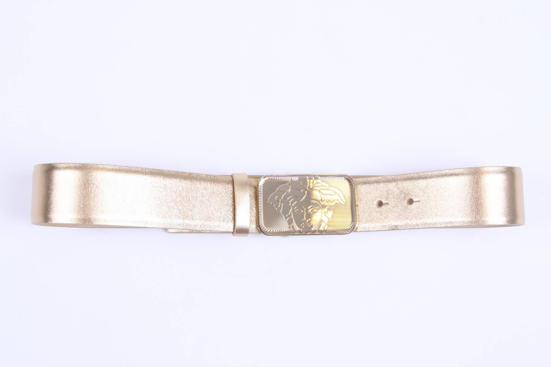 Brand: Versace

Material: gold-tone leather

Buckle: gold-tone square with a translucent Medusa 

Length: 85 cm

Width: 4,5 cm

Condition (1/10): 10, new!

We do have a matching bag with this belt!