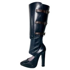 Versace Leder Stiefel mit Ausschnitt 
