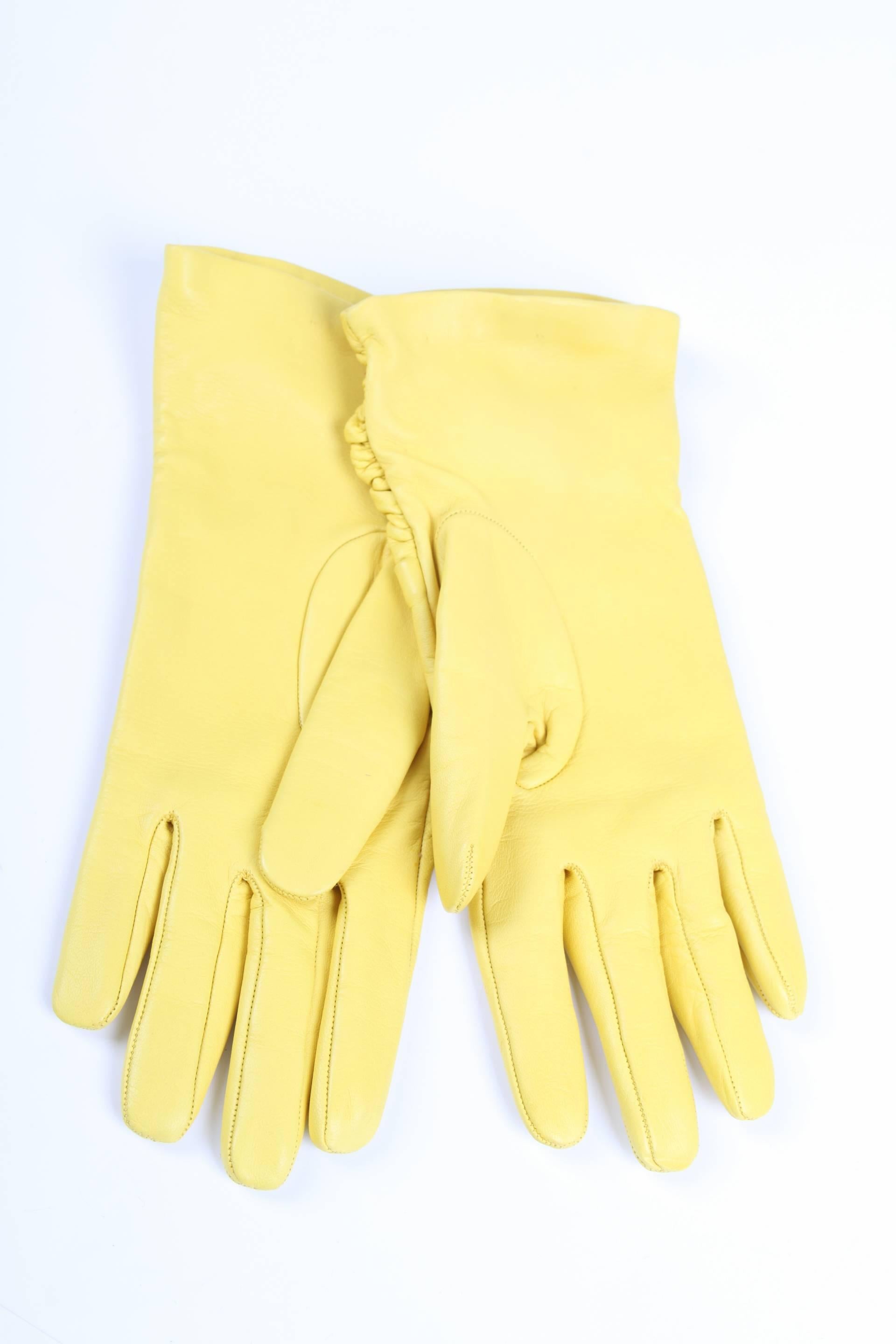 Versace Leather Gloves - yellow In New Condition For Sale In Baarn, NL