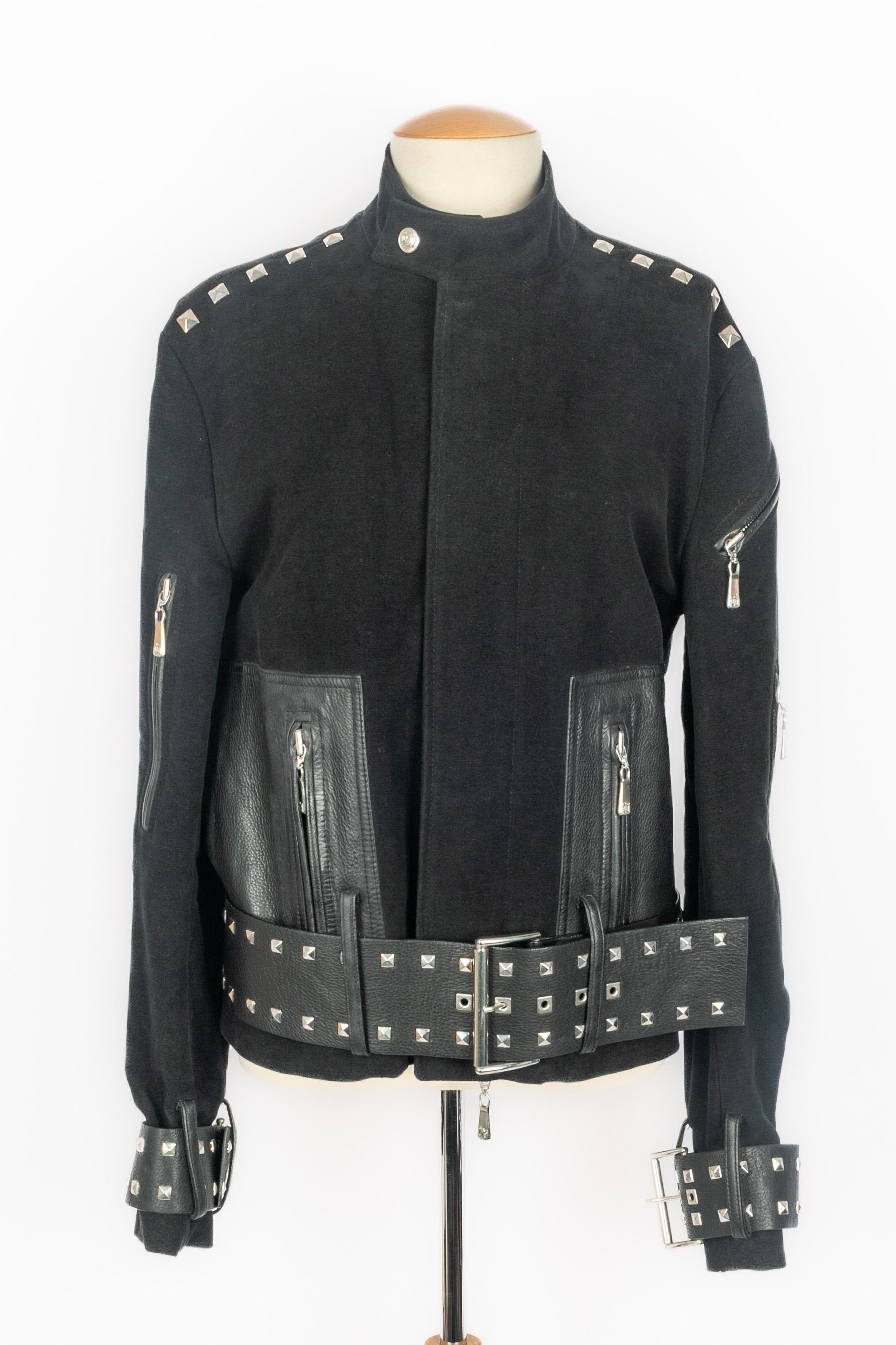 VERSACE - (Made in Italy) Black leather and inside-out leather jacket with silvery studs. Size 46FR.

Condition:
Very good condition

Dimensions:
Shoulder width: 48 cm -Sleeve length: 63 cm - Length: 61 cm

SKU:HFV29