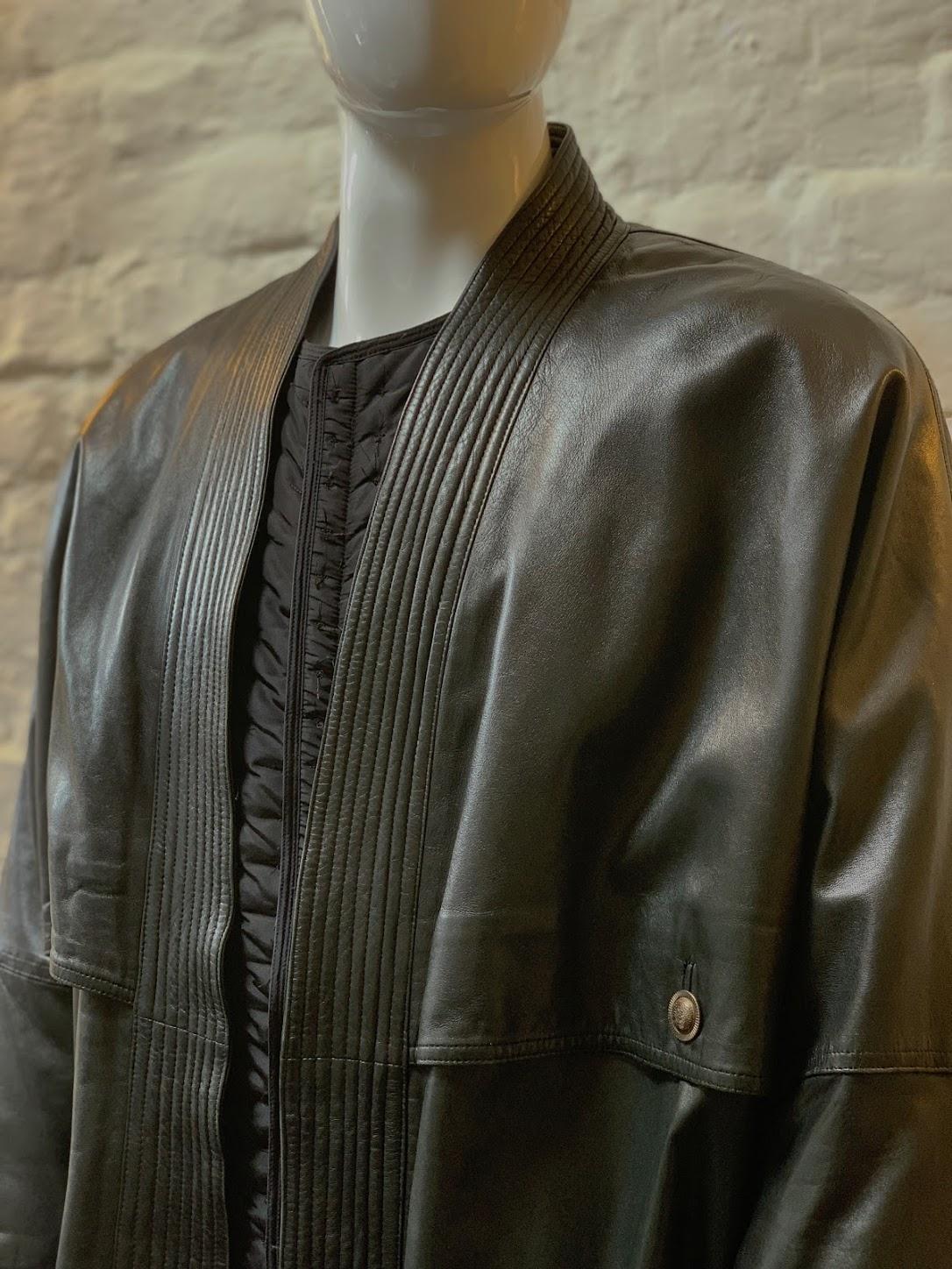 Versace Leder-Kimono-Jacke (Schwarz) im Angebot