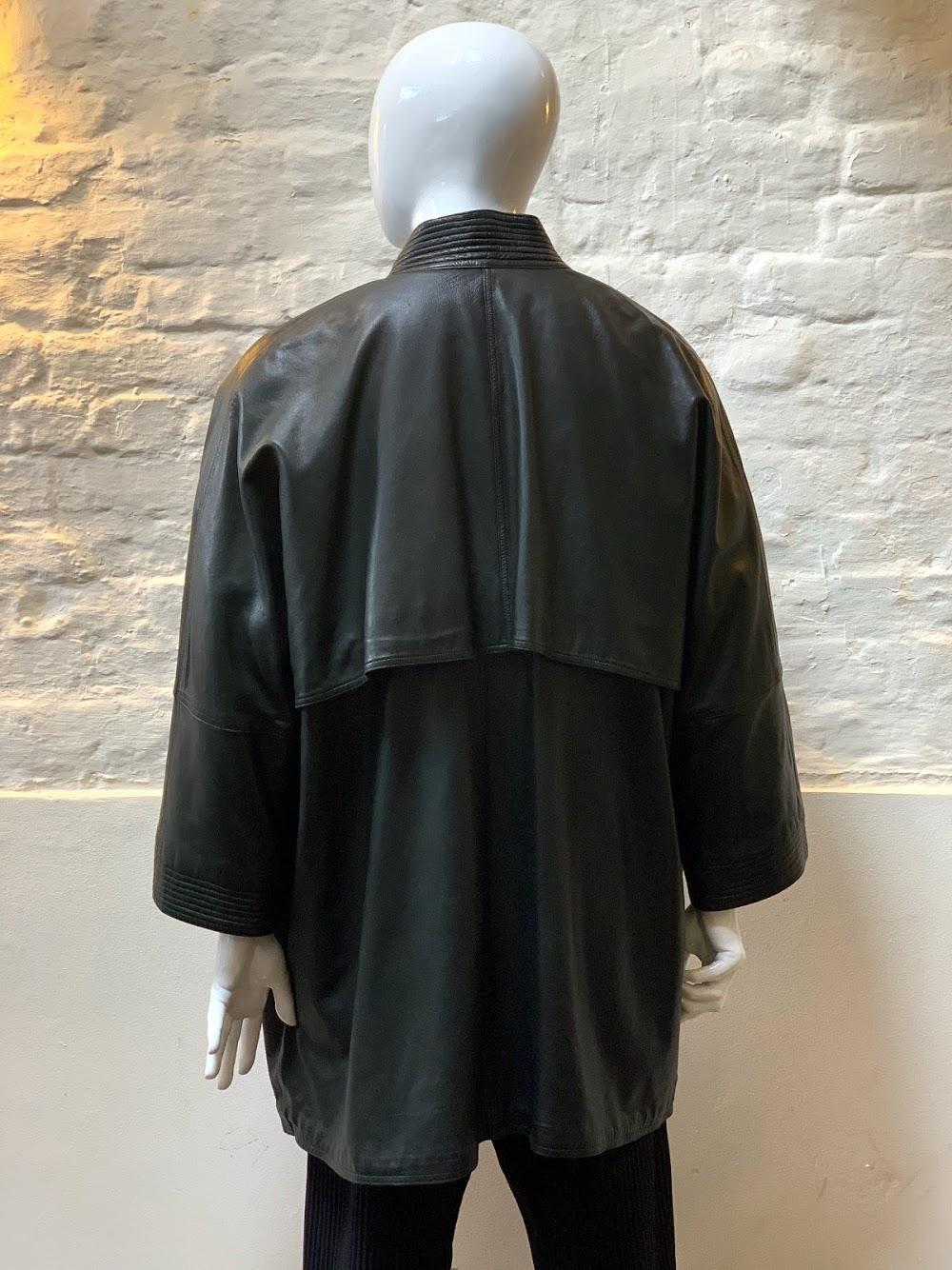 Versace Leder-Kimono-Jacke im Zustand „Hervorragend“ im Angebot in London, GB