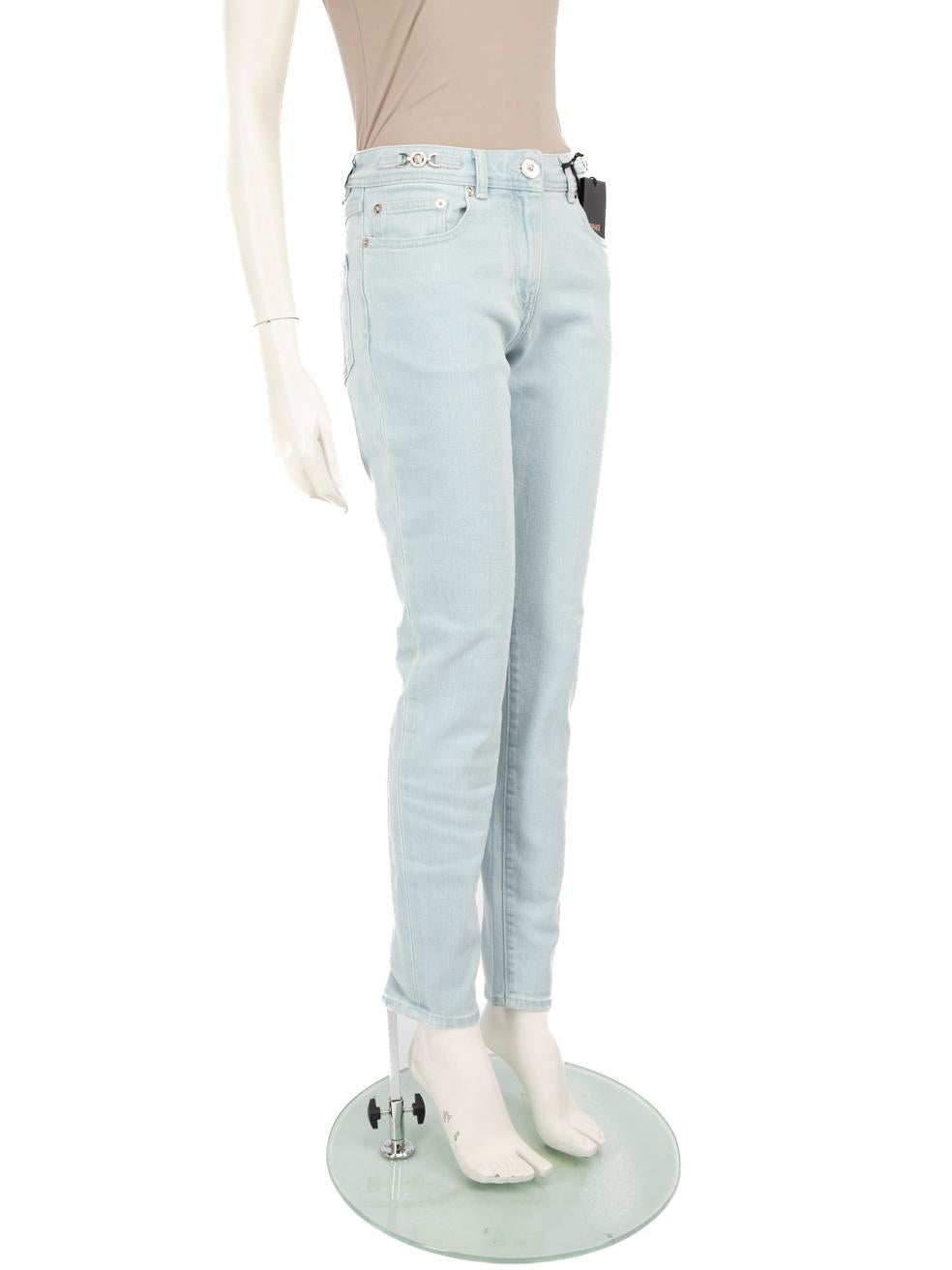 La CONDIZIONE è di nuovo con i cartellini su questo nuovo articolo firmato Versace.
  
  Dettagli
  
  
  Azzurro 
  
  Denim
  
  Jeans
  
  Magro
  
  Vita media
  
  Dettaglio medusa in argento
  
  Bottone Medusa in rilievo
  
  3x Tasche