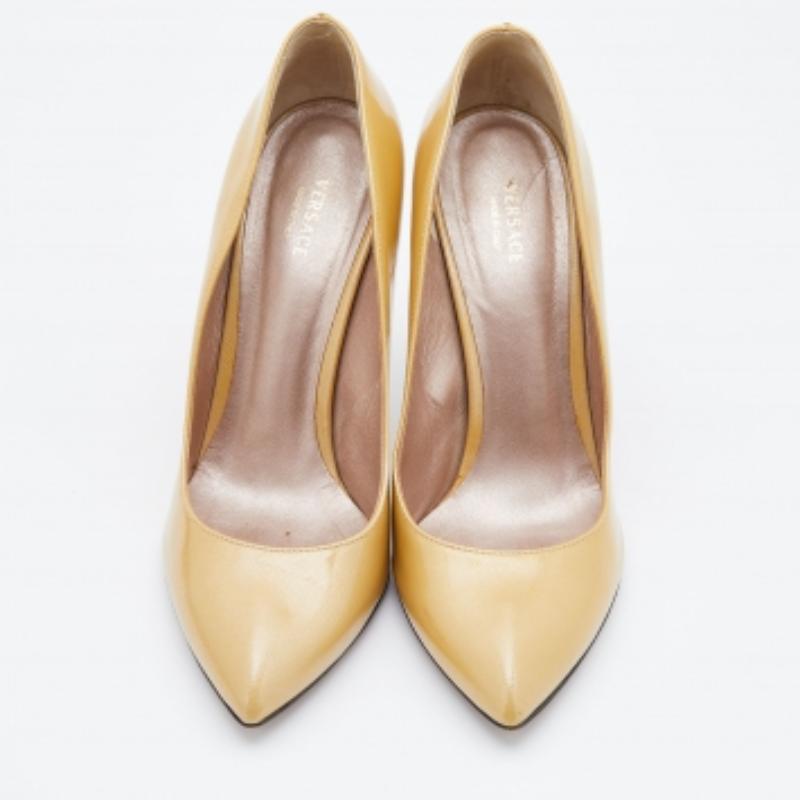 Versace Light Yellow Patent Leather Pointed Toe Pumps Size 38 In Good Condition For Sale In Dubai, Al Qouz 2
