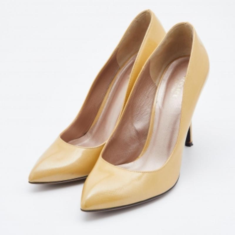 Women's Versace Light Yellow Patent Leather Pointed Toe Pumps Size 38 For Sale