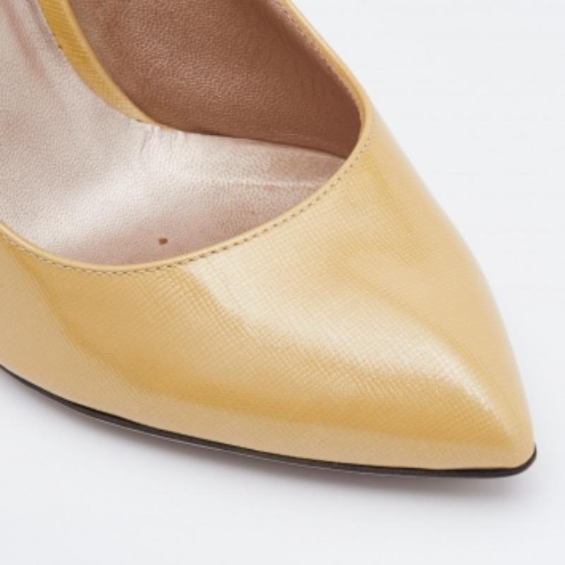 Versace Light Yellow Patent Leather Pointed Toe Pumps Size 38 For Sale 1