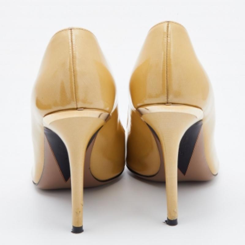 Versace Light Yellow Patent Leather Pointed Toe Pumps Size 38 For Sale 2