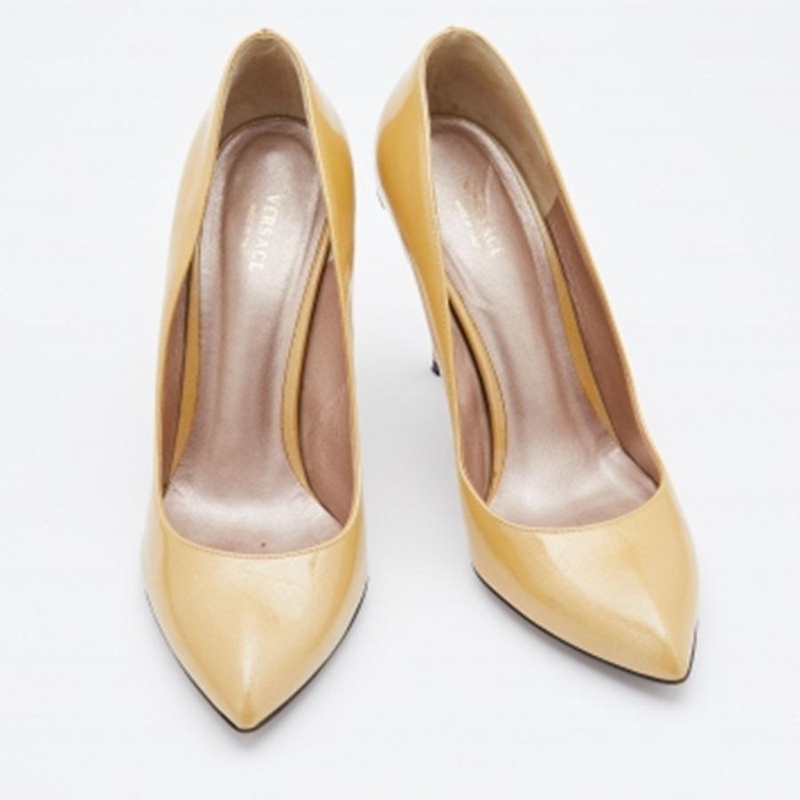 Versace Light Yellow Patent Leather Pointed Toe Pumps Size 38 For Sale 3
