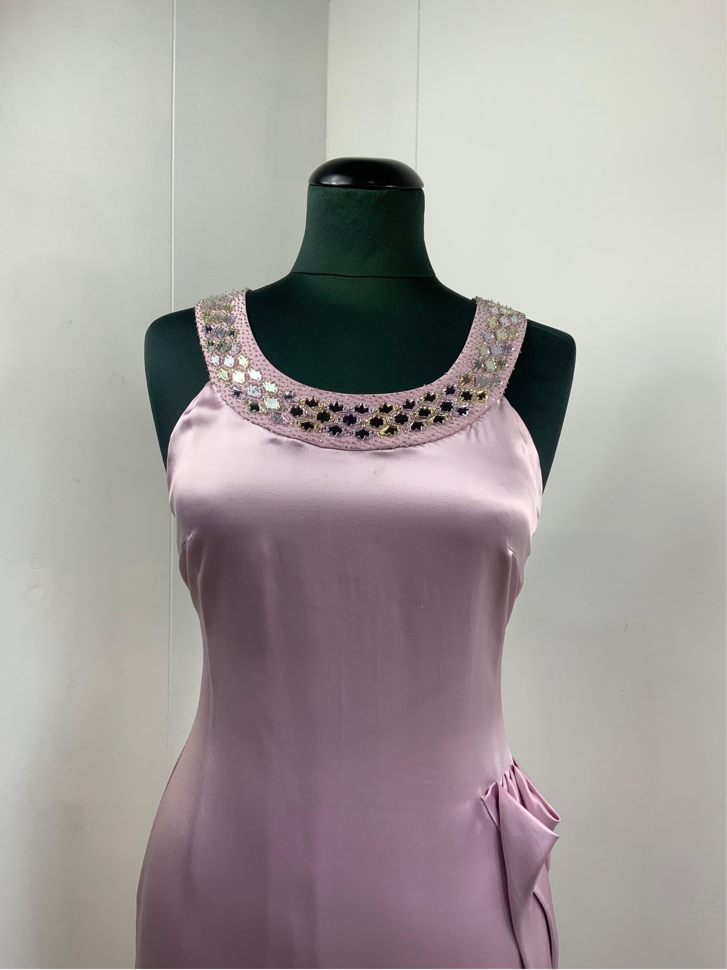 Versace dress.
Crafted in lilac silk.
Sequined applications on the neckline.
Italian size 40.
Bust 37cm
Length 105 cm
In good general condition, it shows signs of normal use. A few small spots not very visible in the photos and some pulled