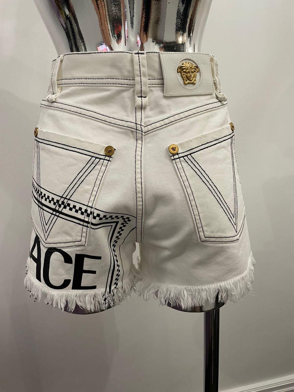 Versace Logo Medusa Weißes Denim-Set mit Shorts und Jacke aus Denim mit Logo im Angebot 5