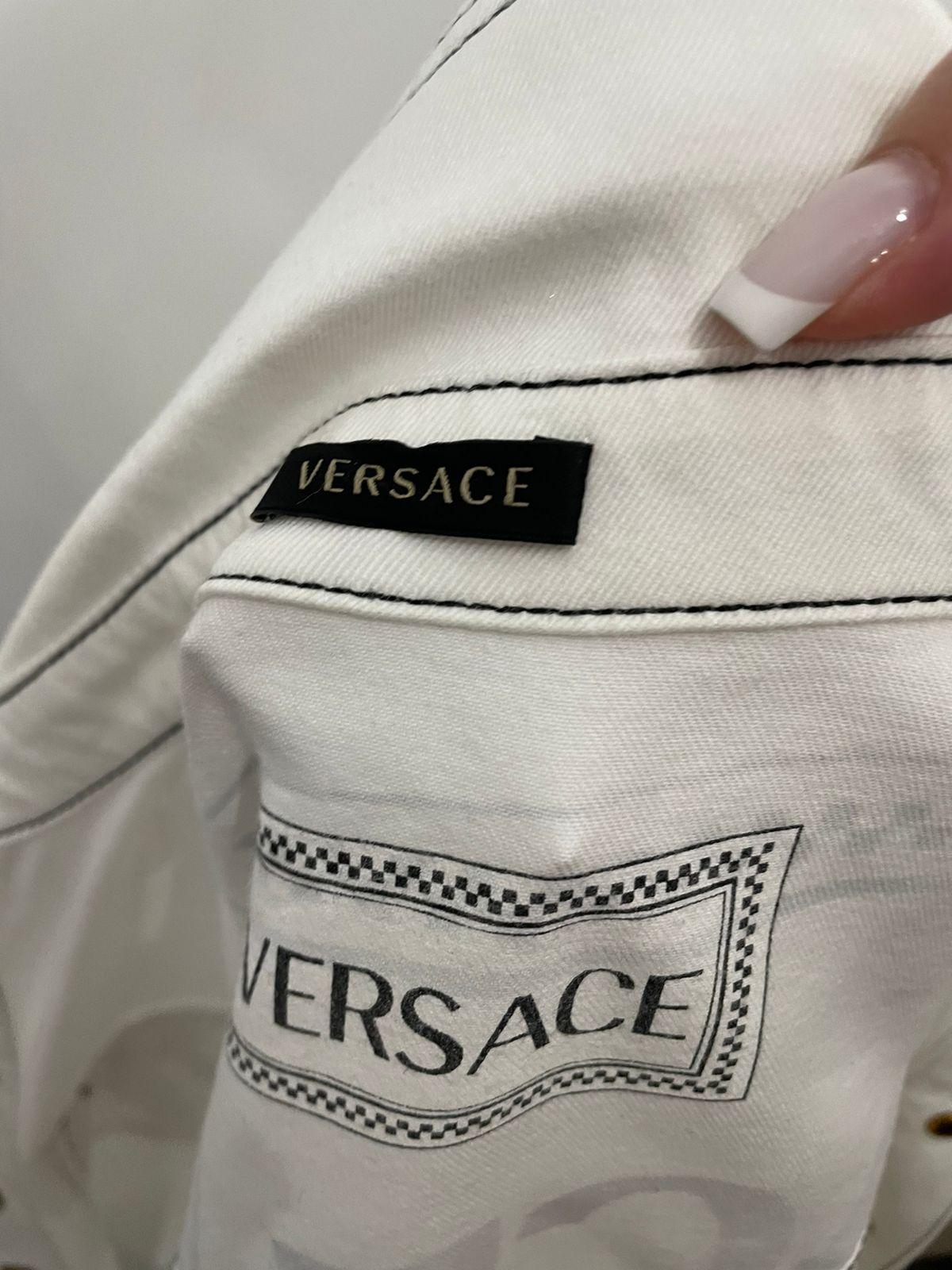Versace Logo Medusa Weißes Denim-Set mit Shorts und Jacke aus Denim mit Logo im Angebot 6