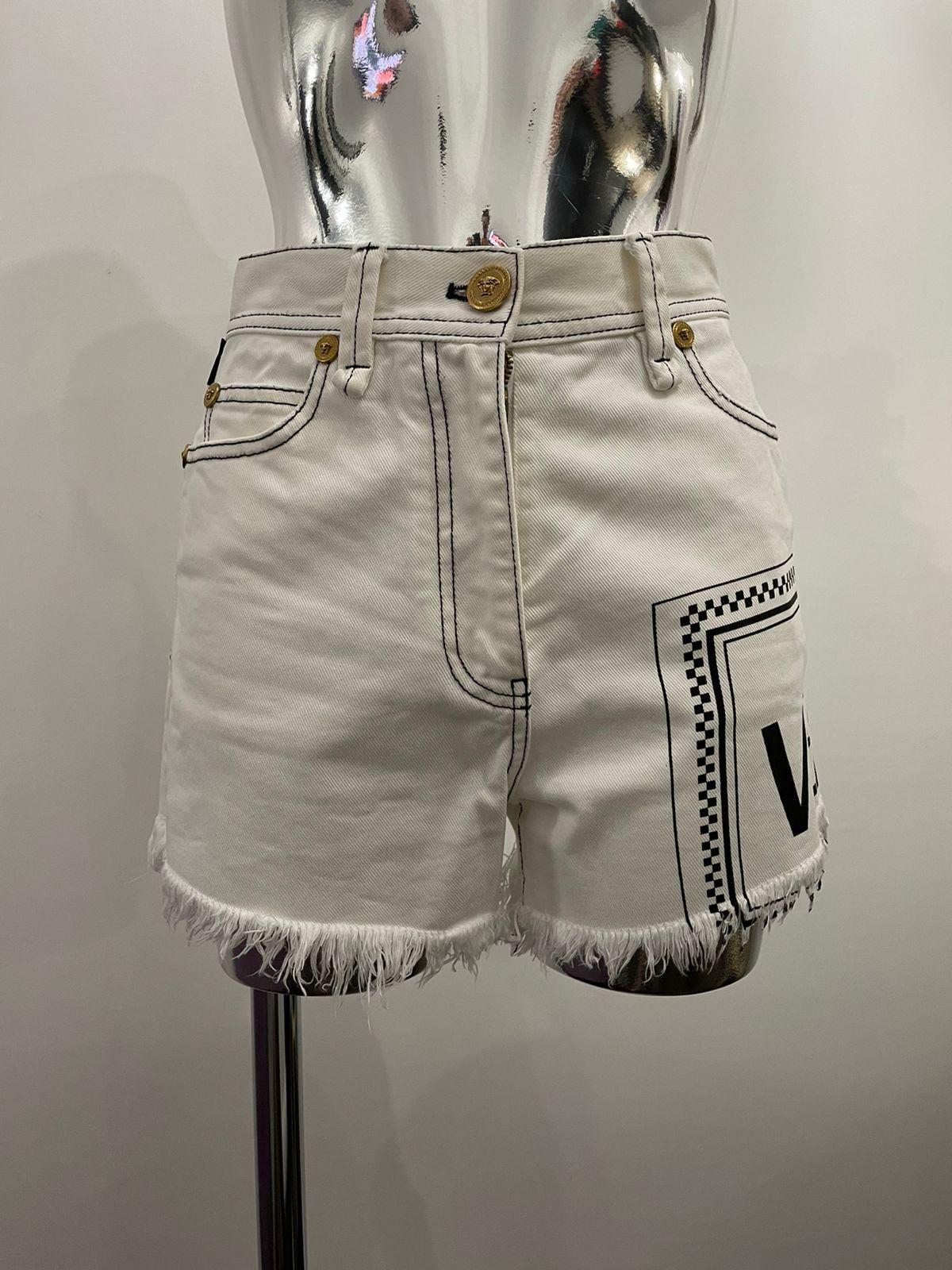 Versace Logo Medusa Weißes Denim-Set mit Shorts und Jacke aus Denim mit Logo im Angebot 7