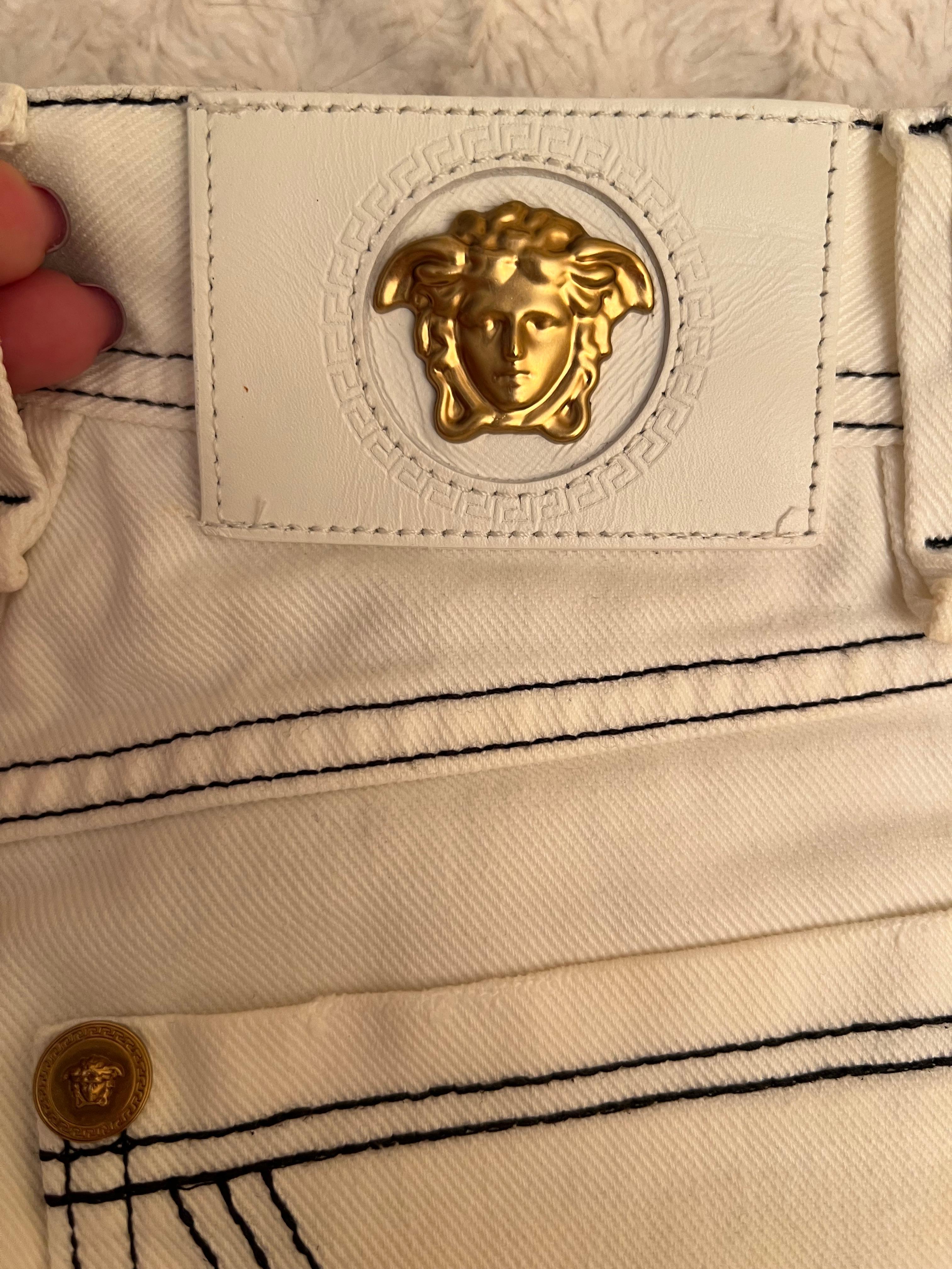 Versace Logo Medusa Weißes Denim-Set mit Shorts und Jacke aus Denim mit Logo im Angebot 9