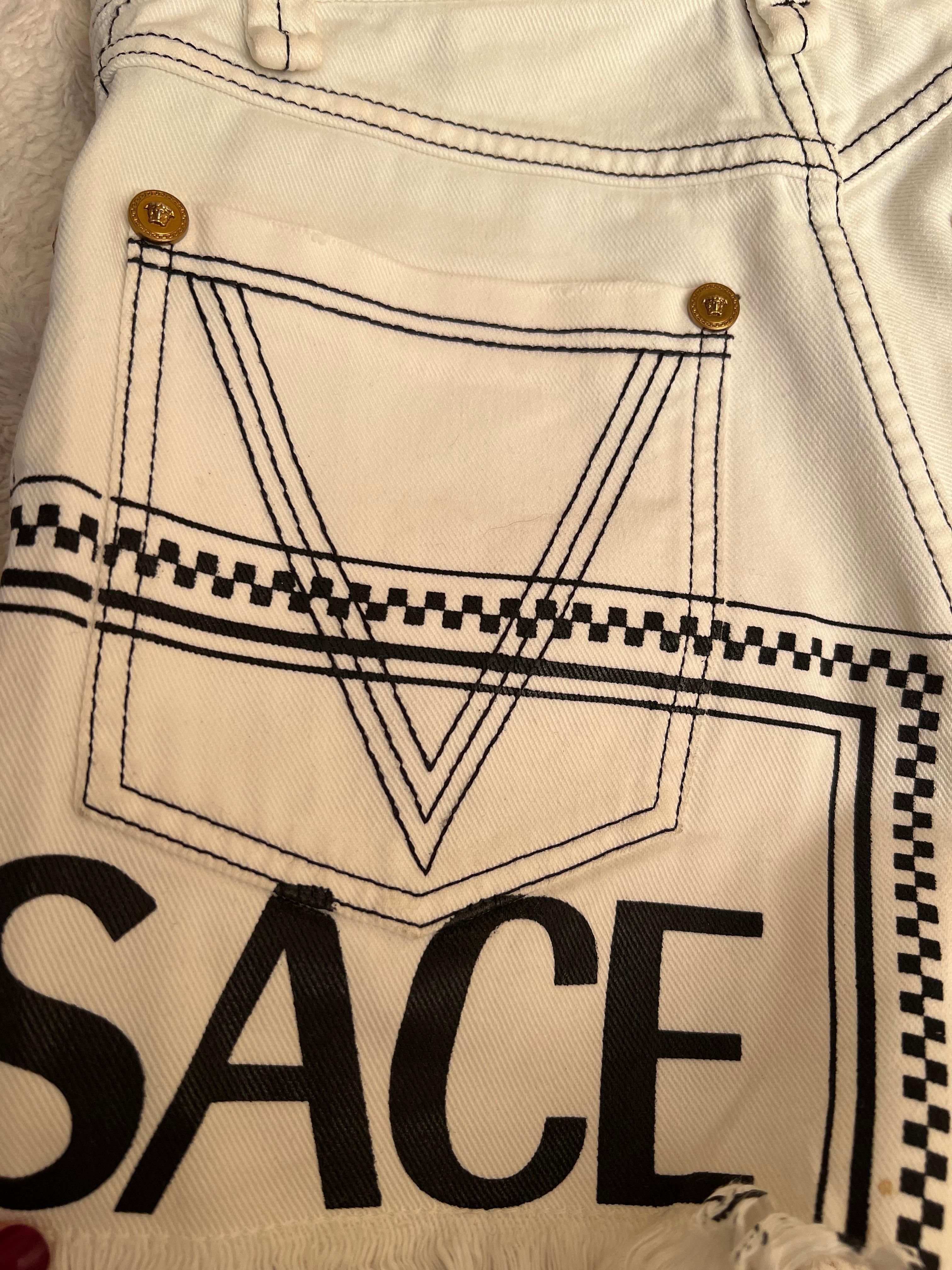 Versace Logo Medusa Weißes Denim-Set mit Shorts und Jacke aus Denim mit Logo im Angebot 11