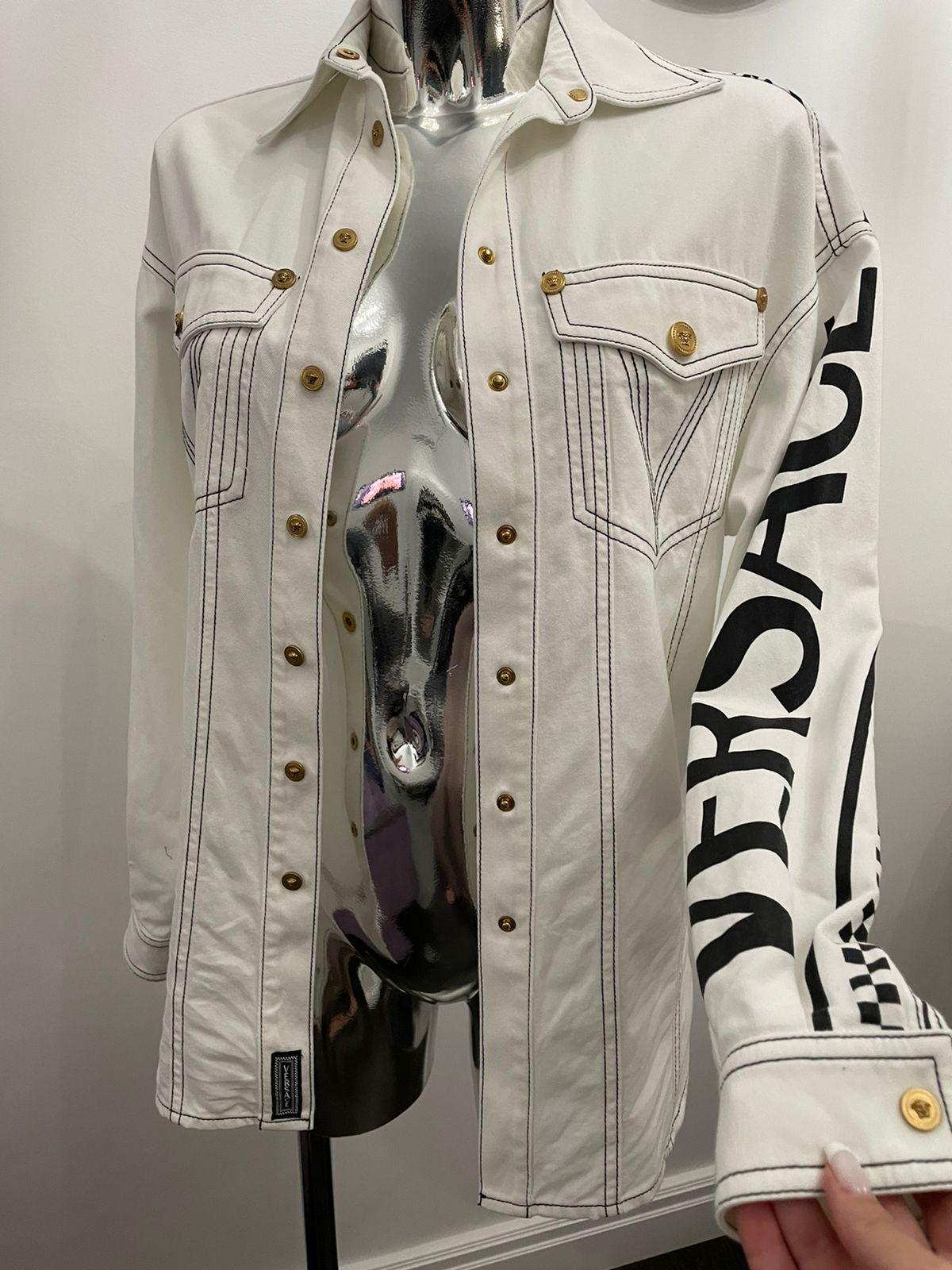 Versace Logo Medusa Weißes Denim-Set mit Shorts und Jacke aus Denim mit Logo (Grau) im Angebot