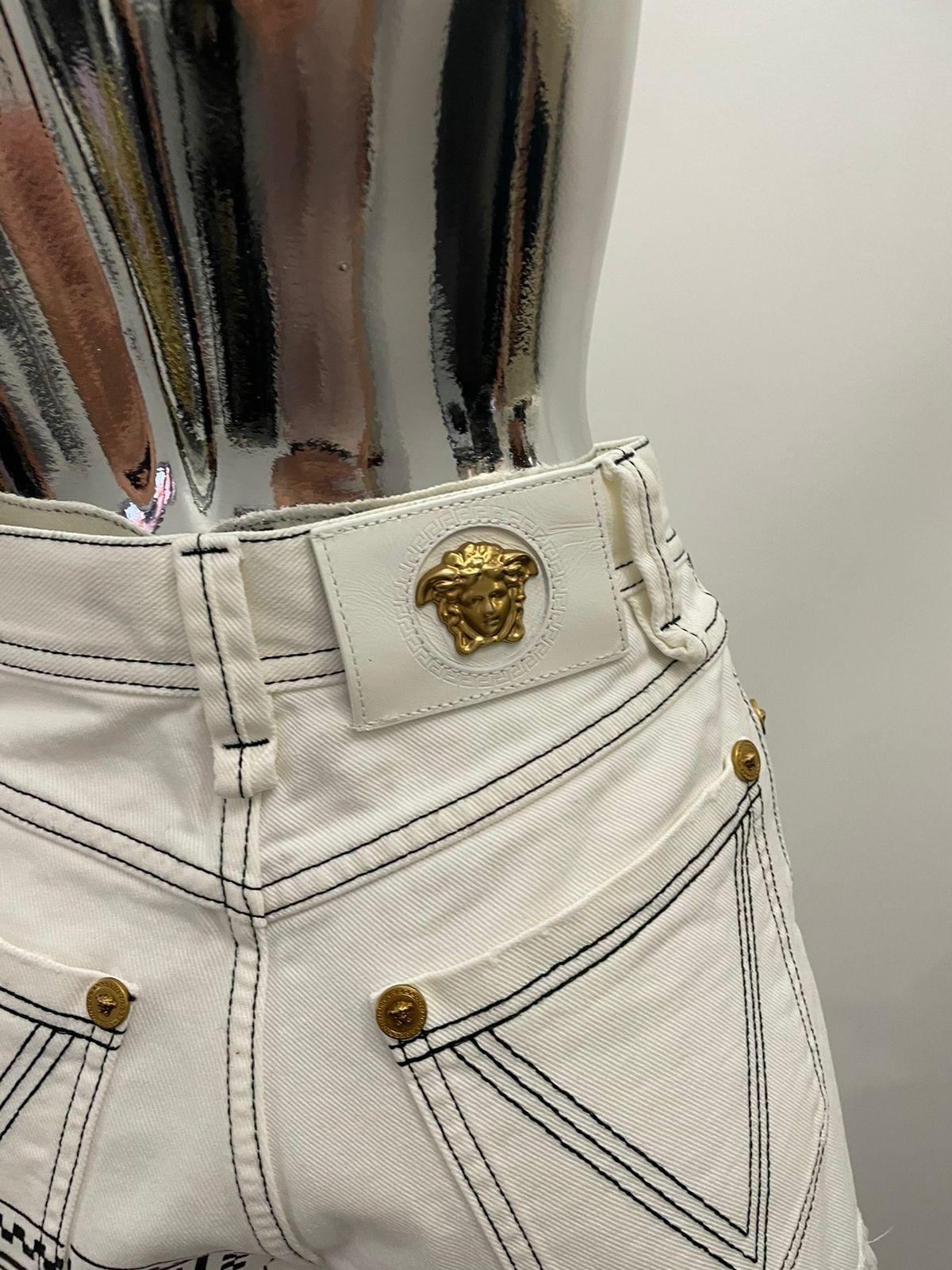 Versace Logo Medusa Weißes Denim-Set mit Shorts und Jacke aus Denim mit Logo im Zustand „Hervorragend“ im Angebot in New York, NY