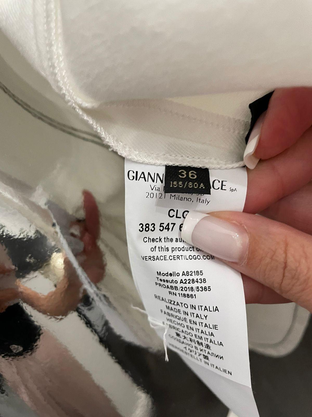 Versace Logo Medusa Weißes Denim-Set mit Shorts und Jacke aus Denim mit Logo für Damen oder Herren im Angebot