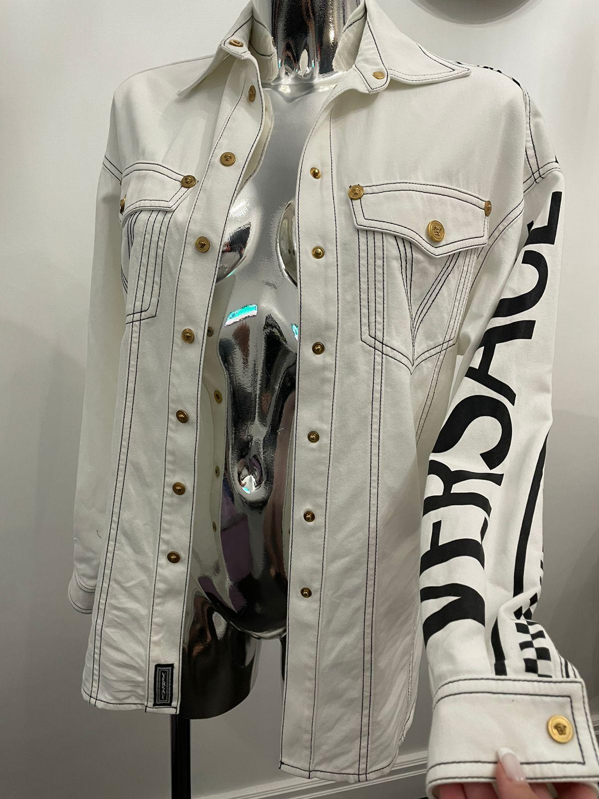 Versace Logo Medusa Weißes Denim-Set mit Shorts und Jacke aus Denim mit Logo im Angebot 1