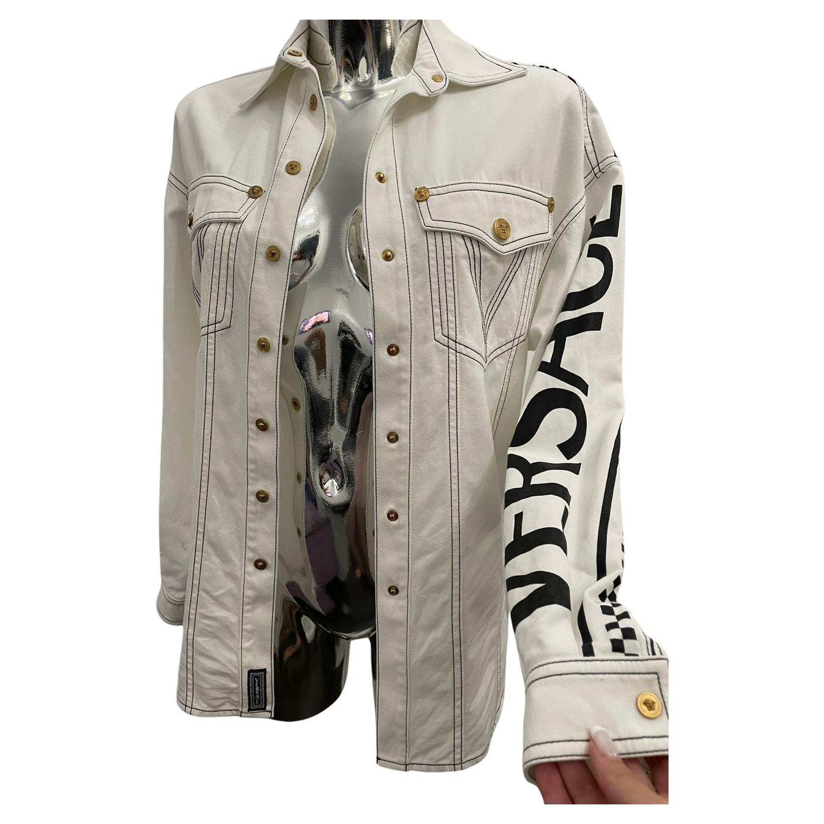 Versace Logo Medusa Weißes Denim-Set mit Shorts und Jacke aus Denim mit Logo im Angebot