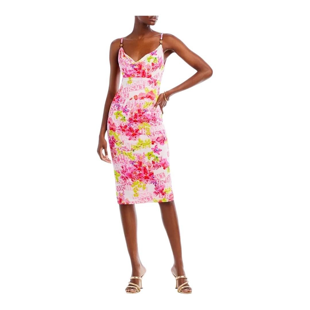 Guaina con logo Versace e orchidea

Taglia: IT 38 (circa) US 2-4)  NWT

Questo splendido tubino midi in crêpe di Versace presenta un'audace stampa logo allover con vivaci fiori di orchidea rosa e giallo neon. I dettagli in oro della Medusa sono