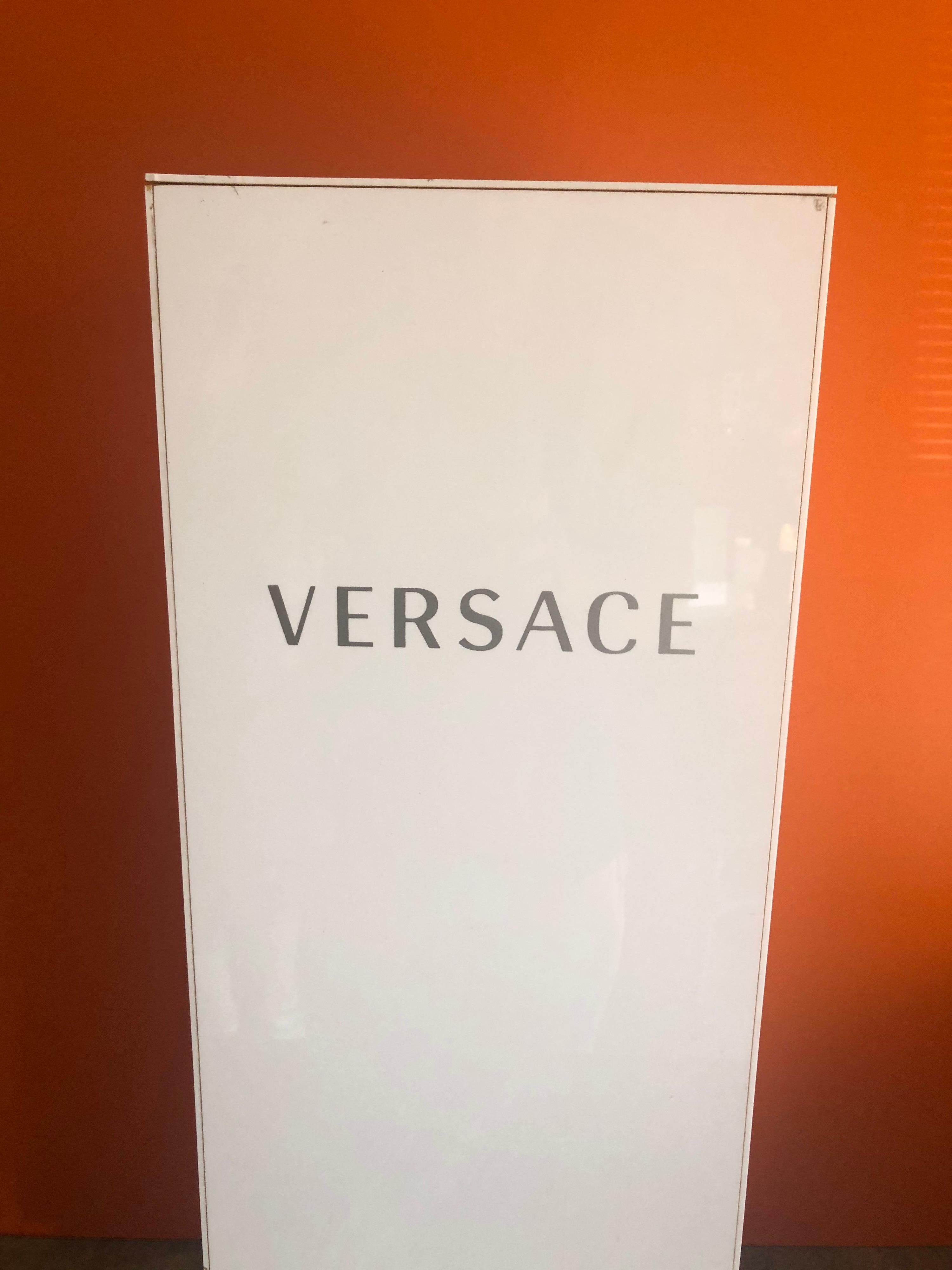 Versace Logo Pedestal in White Plastic Laminate In Good Condition In San Diego, CA