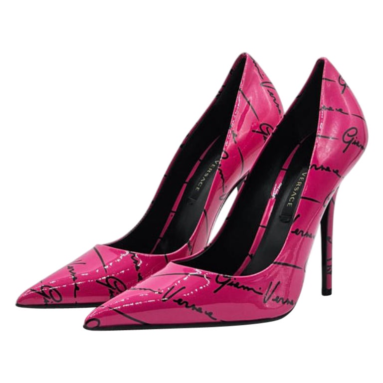 Versace Logo Signature Pumps in pelle verniciata in rosa in vendita