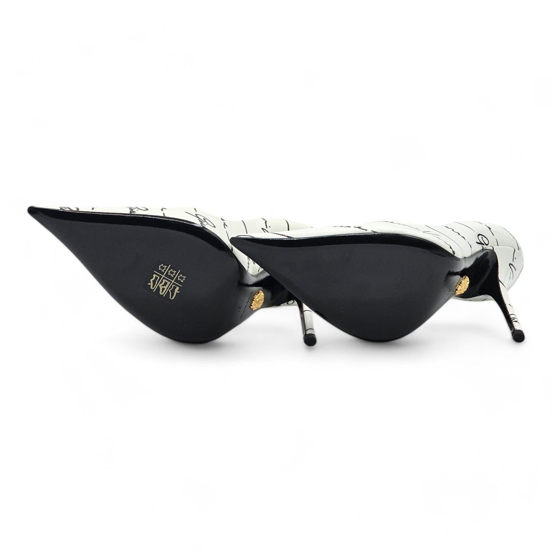 Versace Logo Signature Pumps Patent Leather in White In Excellent Condition For Sale In Los Angeles, CA