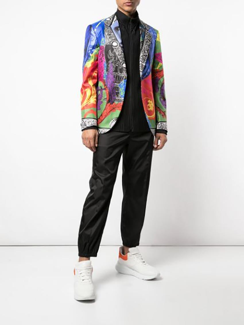 VERSACE  

MAGNA GRECIA PRINT SILK BLAZER IN MULTICOLOUR
Luxury, elegance and a healthy dose of swag - single breasted blazer in smooth silk. 

Features the Magna Grecia print - inspired by brand heritage and Ancient Greek elements, but reimagined