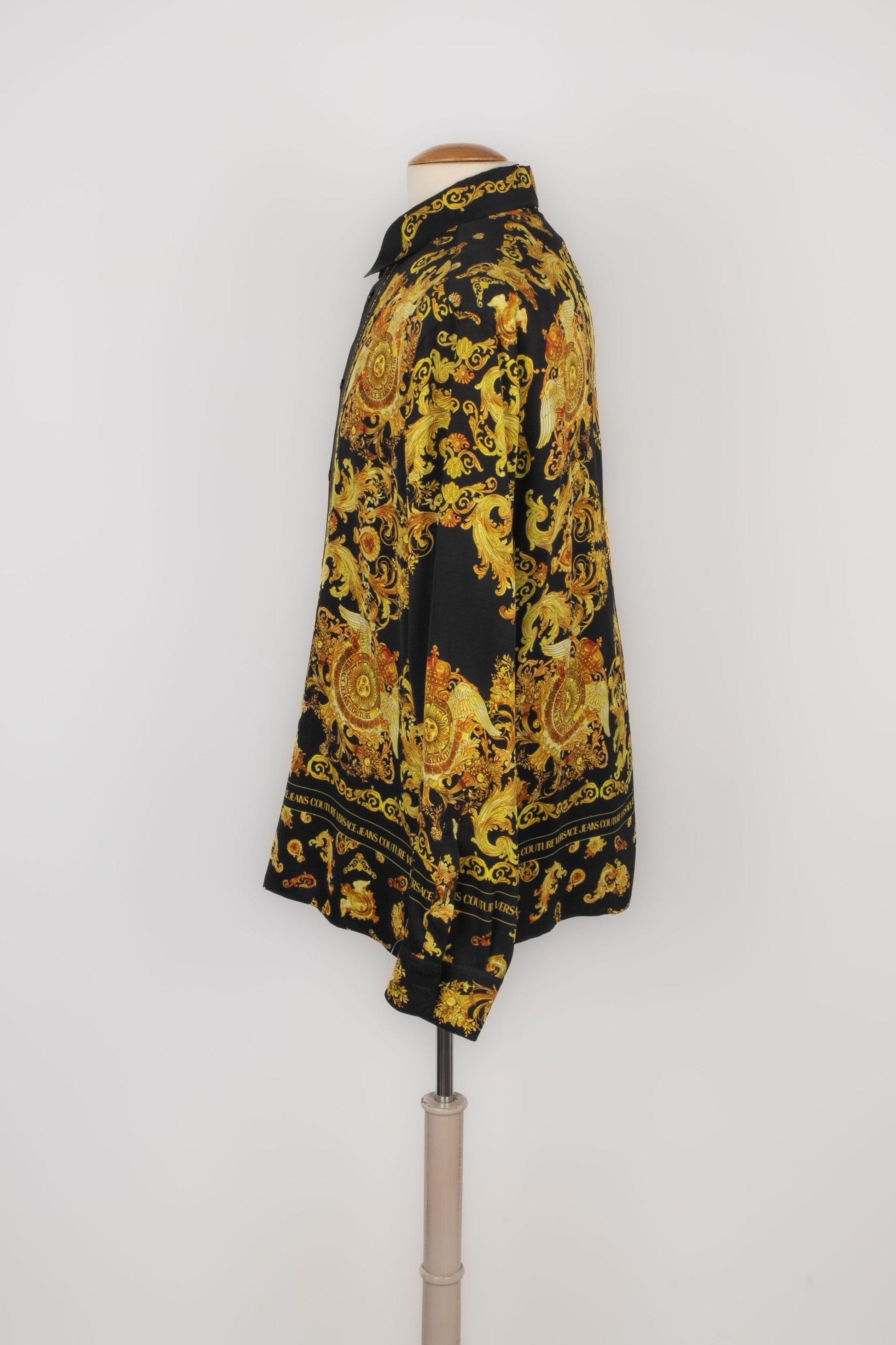 Versace -Shirt printed with golden-tone Versace pattern on a black background. Size 50FR indicated.

Additional information:
Condition: Very good condition
Dimensions: Shoulder width: 49 cm - Chest: 58 cm - Sleeve length: 62 cm - Length: 67