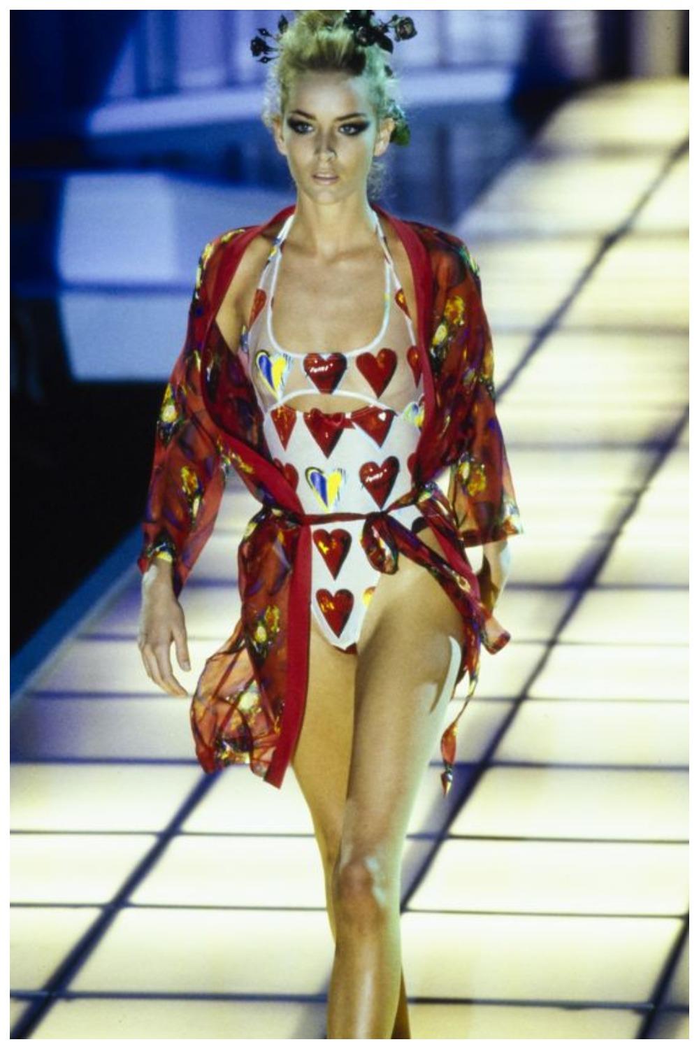 1997 Versace Mare costume da bagno intero vintage stampa cuori Raro collezionista passerella in vendita 9