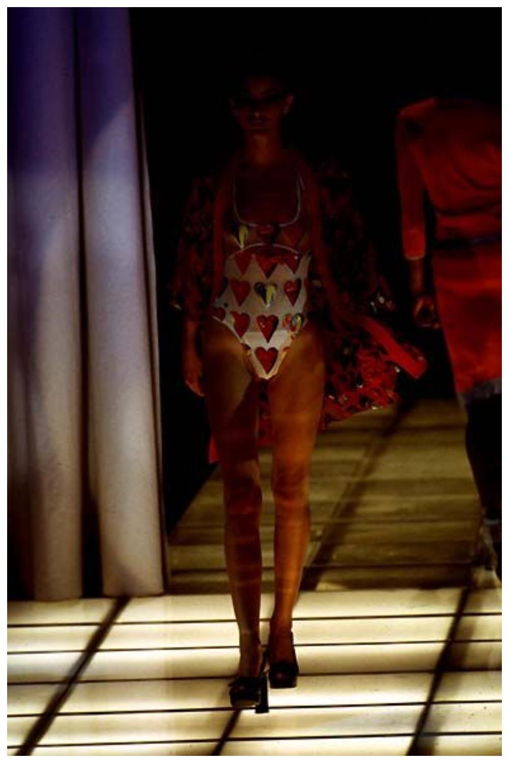 Costume da bagno intero vintage Versace Mare con stampa di cuori del 1997. Raro oggetto da collezione, fotografato nella campagna pubblicitaria del 1997. 

Le condizioni sono buone. Ci sono alcuni strappi sulla stoffa.

Produzione :