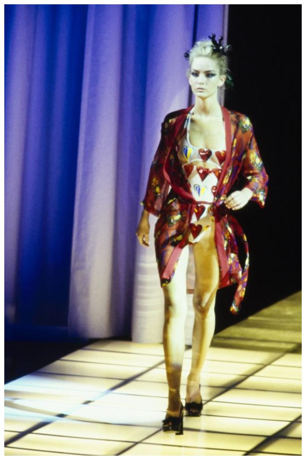 1997 Versace Mare costume da bagno intero vintage stampa cuori Raro collezionista passerella In condizioni buone in vendita a Алматинский Почтамт, KZ