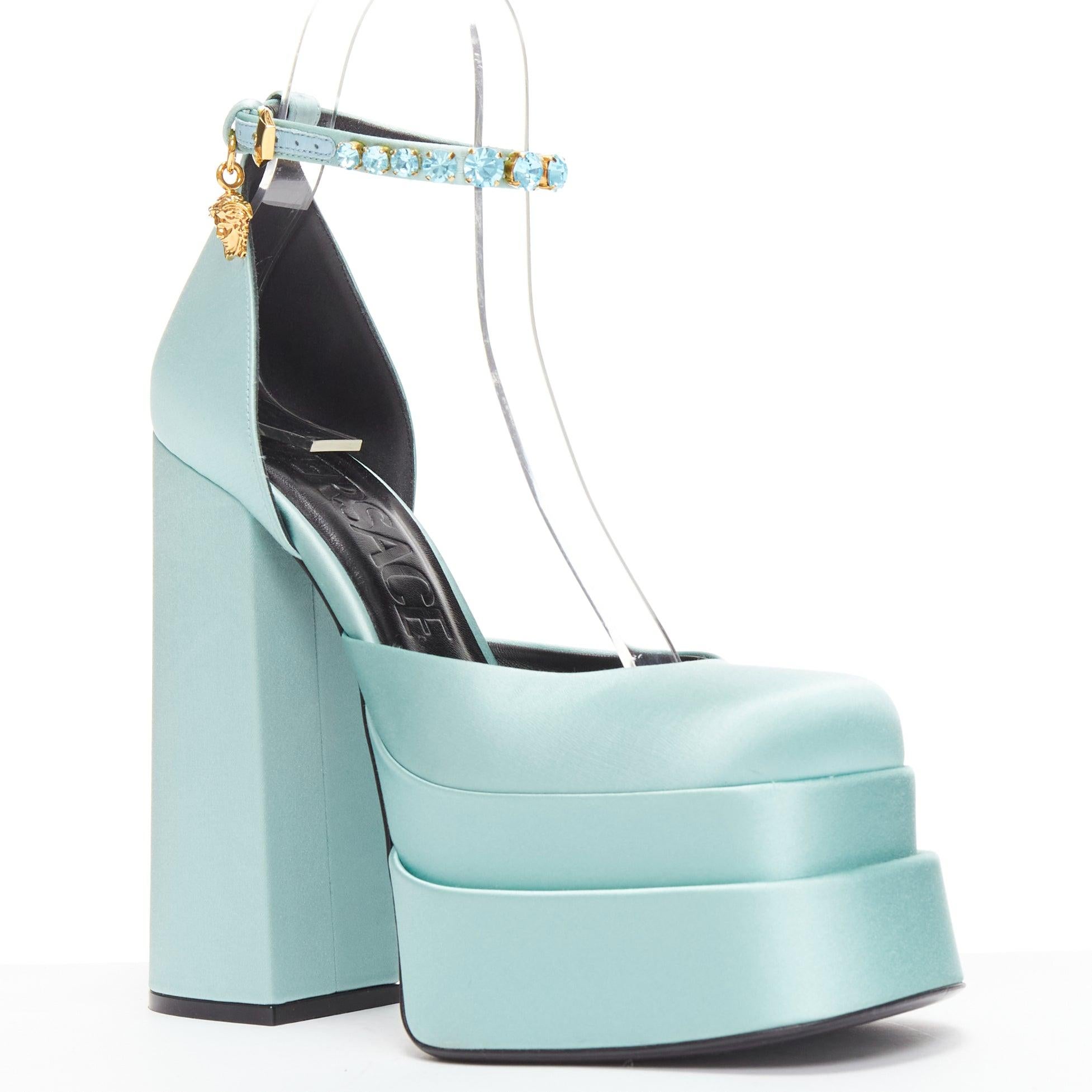 VERSACE Medusa Aevitas sky blue satin Medusa charm platform heels 37.5
Reference: LNKO/A02299
Brand: Versace
Designer: Donatella Versace
Model: Medusa Aevitas
Material: Satin
Color: Blue, Gold
Pattern: Solid
Closure: Ankle Strap
Lining: Black