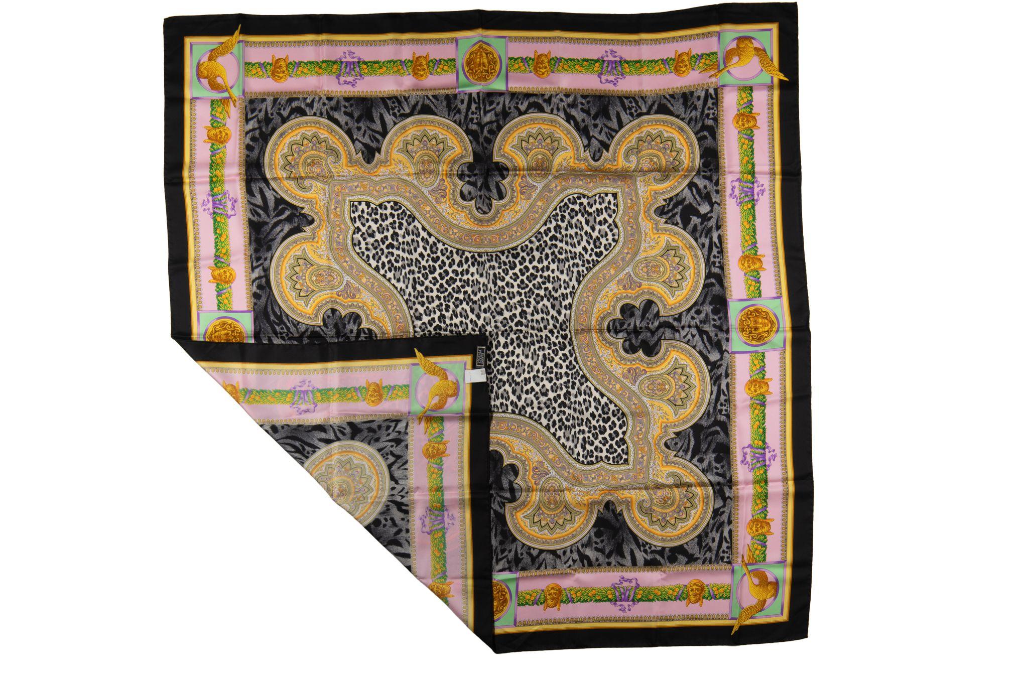 Cette écharpe Vintage By Medusa & Leopard de Versace est réalisée en 100% soie. D'occasion en excellent état.