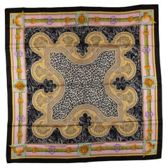 Chal de seda con Medusa y Leopardo Versace