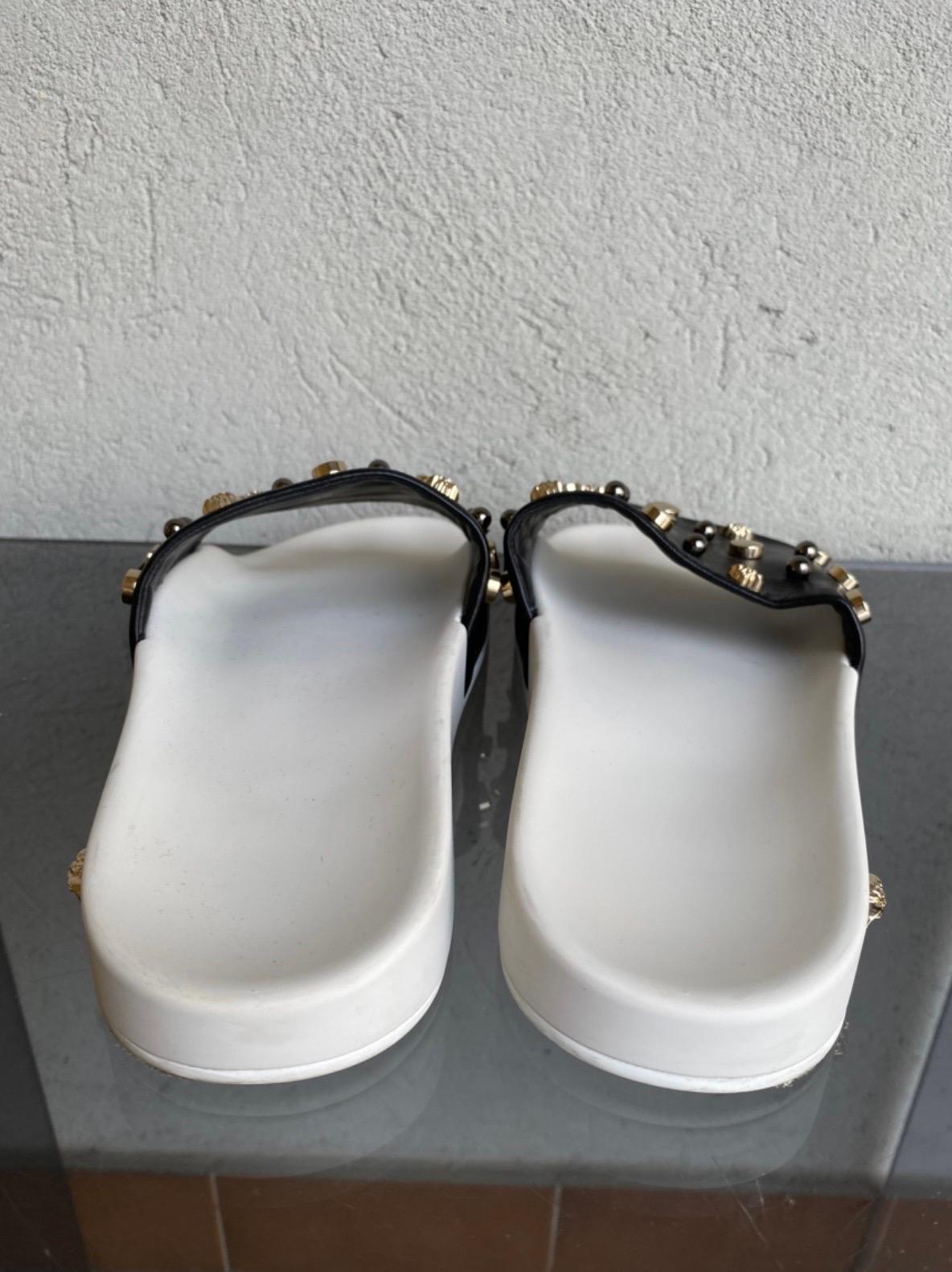 Versace medusa black and white leather Slippers  In Good Condition In Carnate, IT