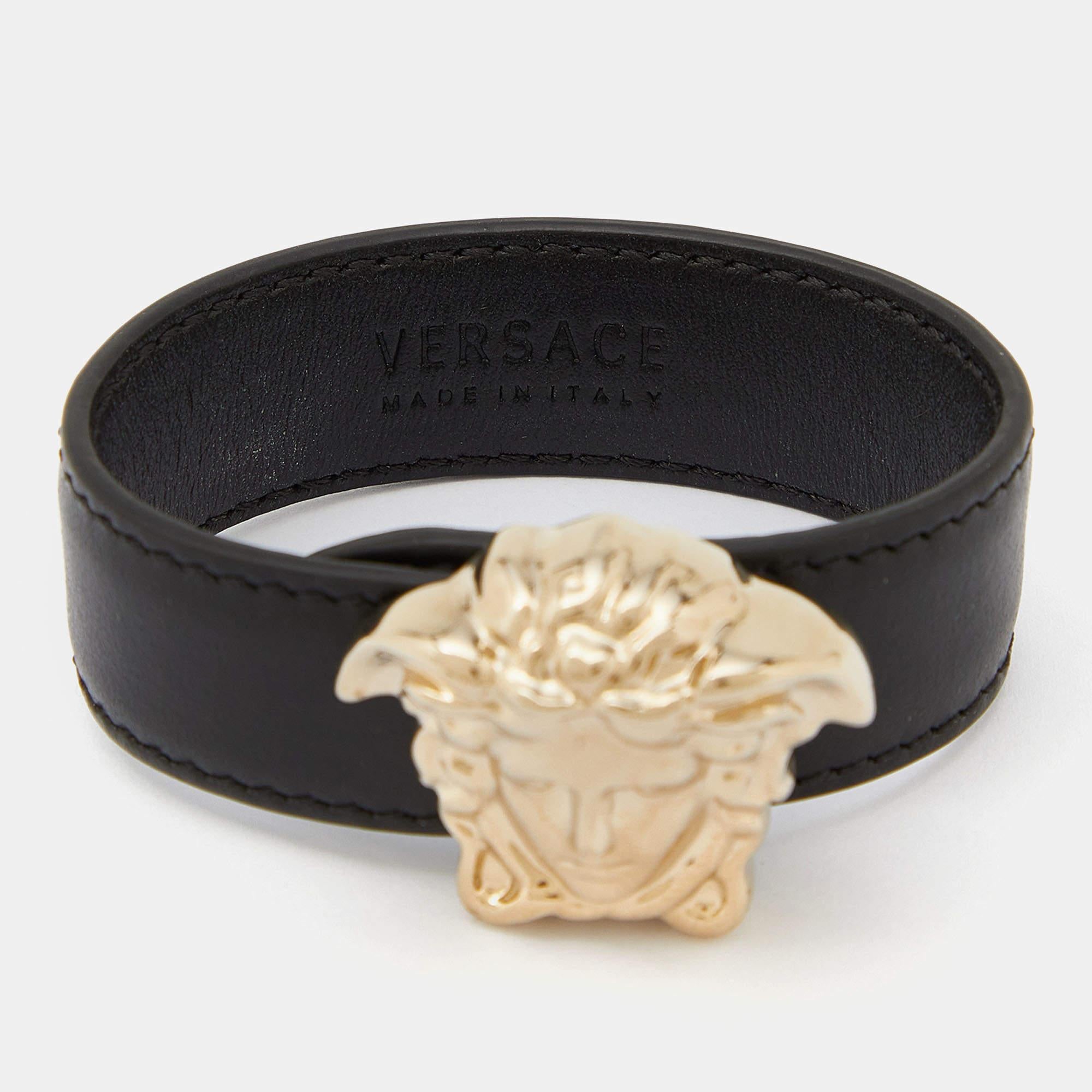 Ultramodern und schick im Design, zeigt dieses Versace-Armband zeitgenössische Mode. Das luxuriöse Design ist mit verschiedenen Elementen versehen, die der Kreation einen edlen Touch verleihen. Dieses süße Stück sieht toll aus, wenn es mit anderen