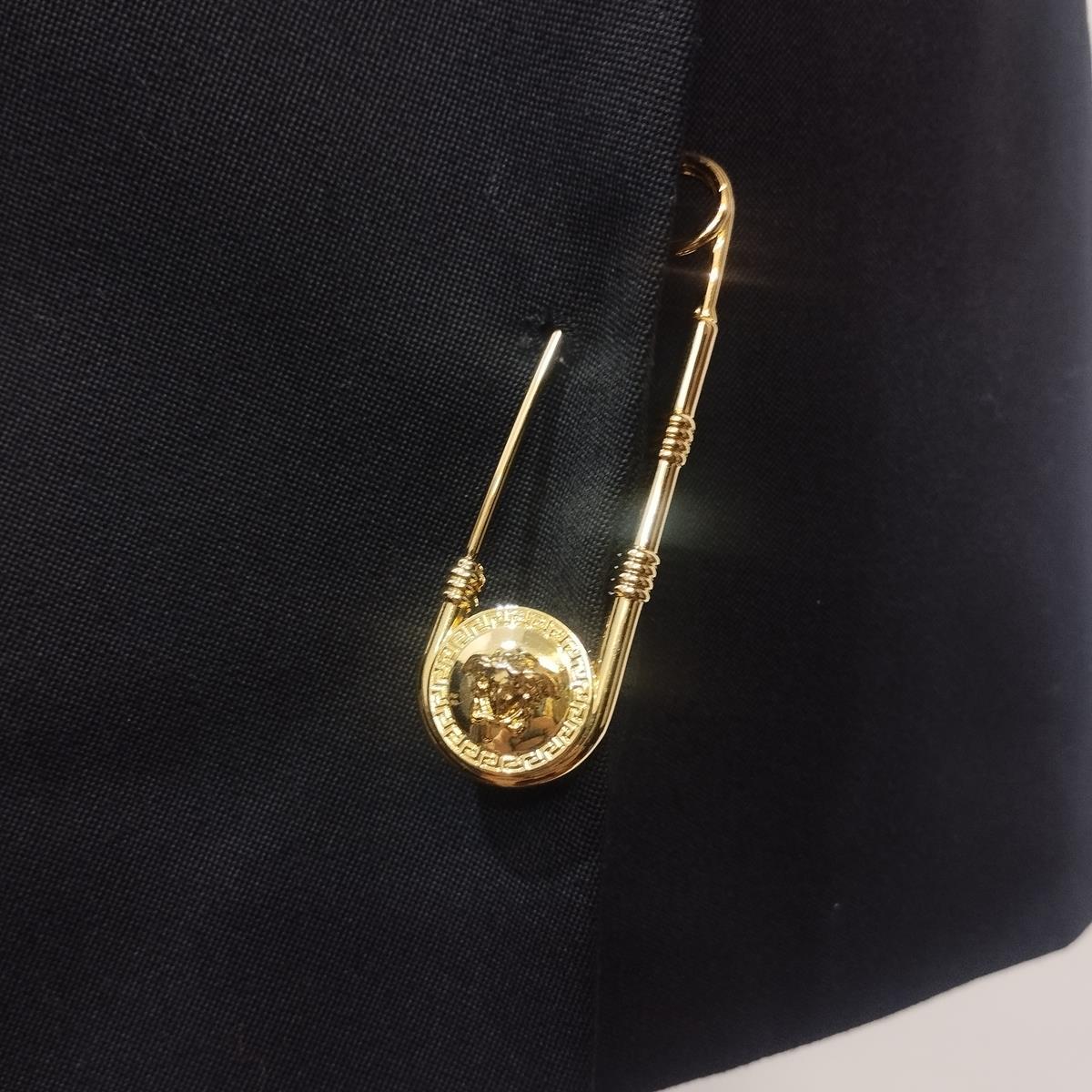 Fabric and size tags missing
Viscose and silk
Black color
Golden medusa brooch
Total length cm 40 (15,7 inches)
Waist cm 36 (14,1 inches)
Worldwide express shipping included in the price  !
