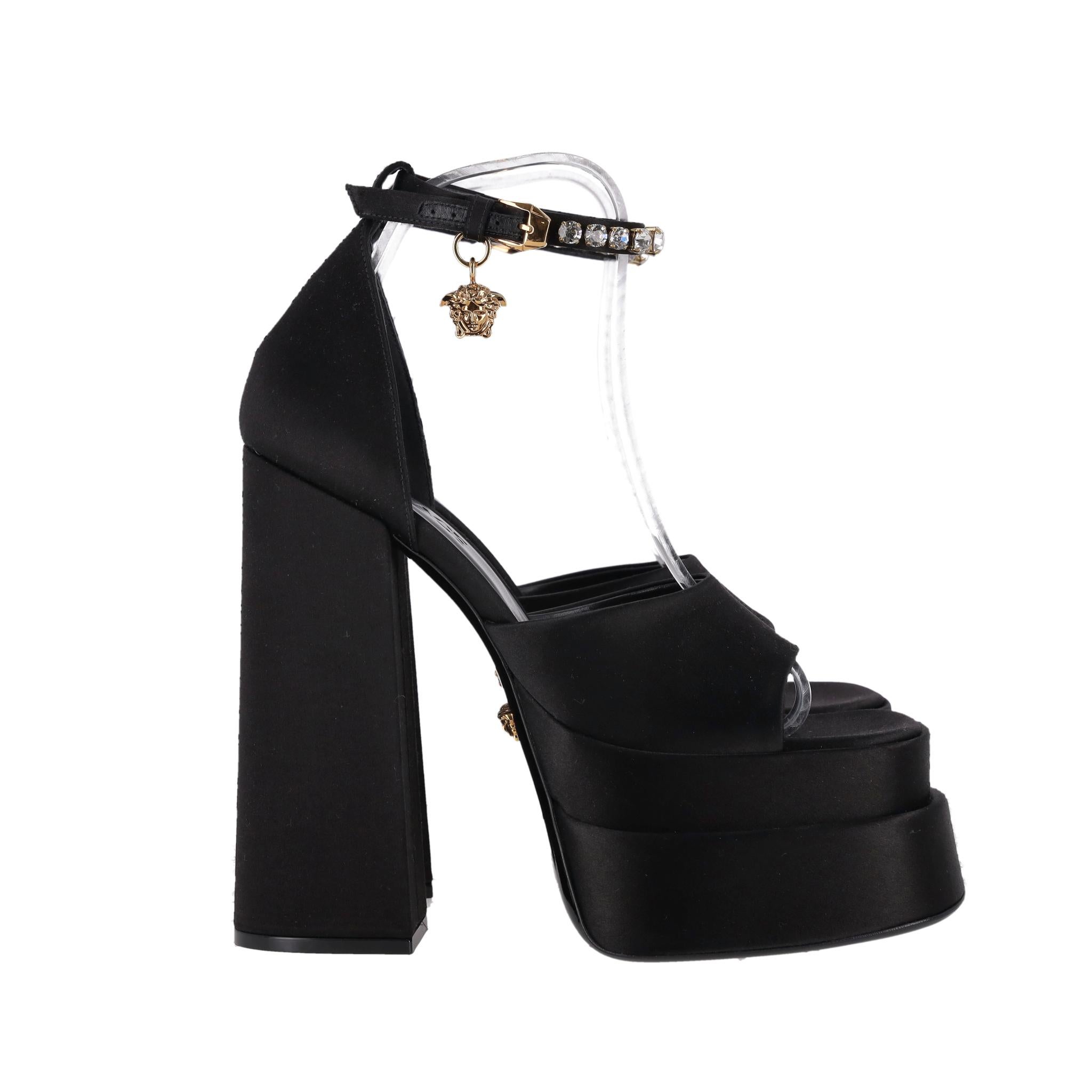 Noir Sandales compensées Medusa Charm Versace en vente
