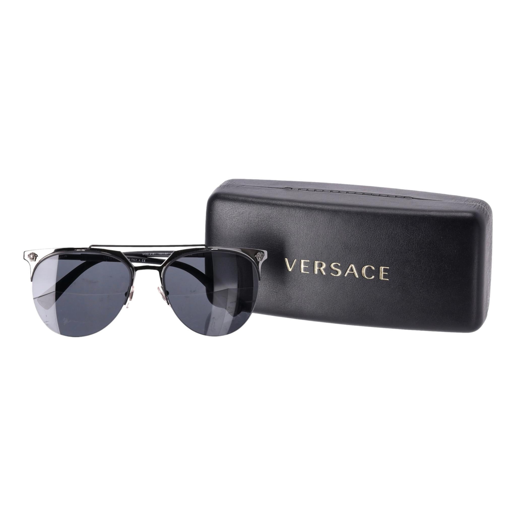 Versace Medusa Detailed Aviator Sunglasses

Black aviator sunglasses detailed with gunmetal hardware and signature 'Medusa' detail to the frame.

Featuring grey lenses and the brand's iconic 'La Greca' print to the arms.

Size – One Size

Condition