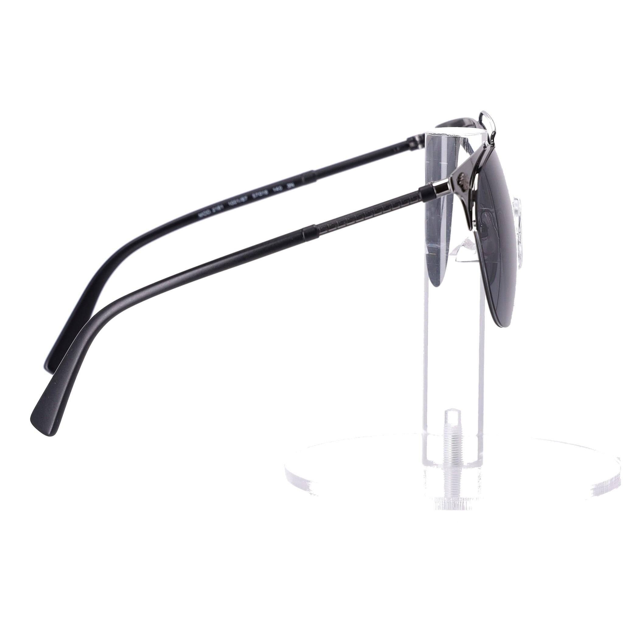Versace Medusa Detailed Aviator Sunglasses In Excellent Condition In London, GB