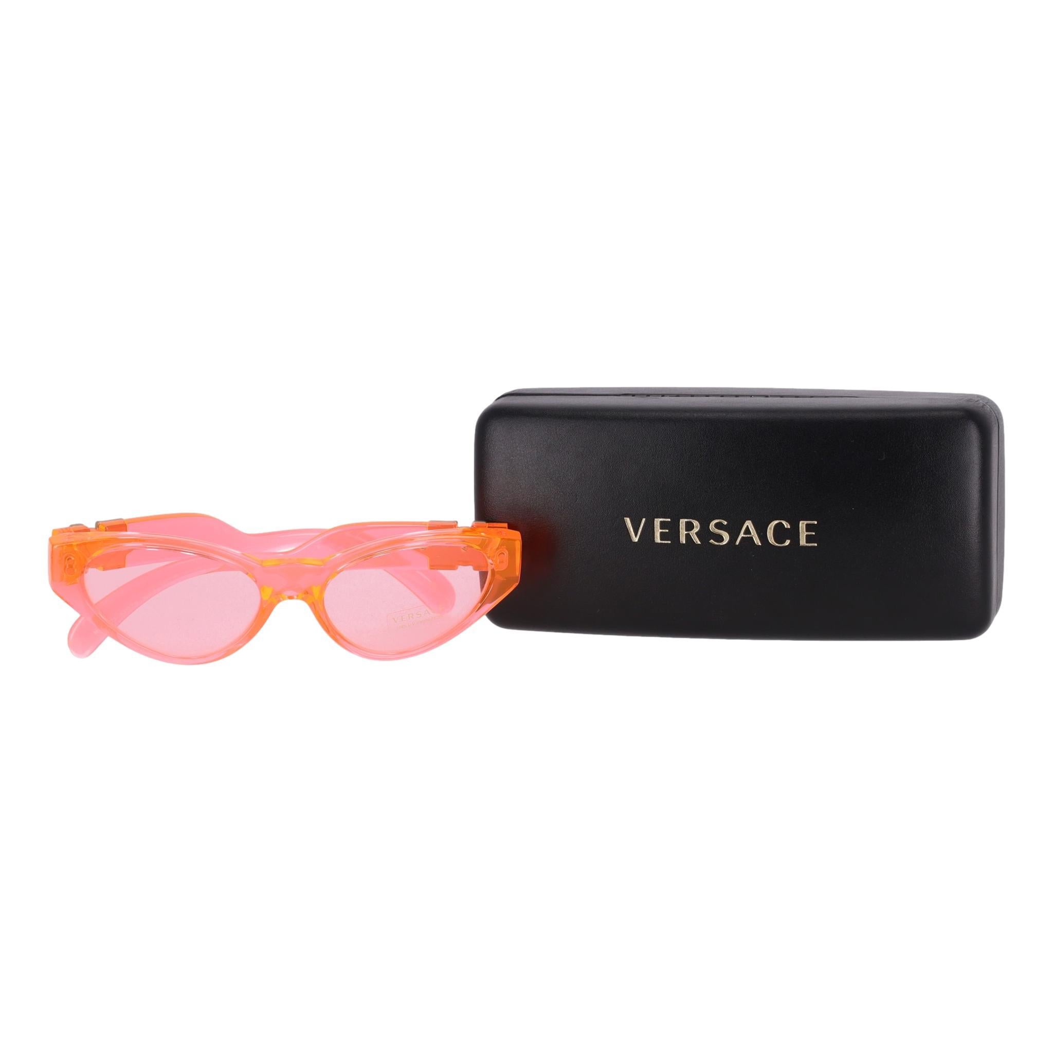 Versace Medusa Detaillierte Cat-Eye-Sonnenbrille

Transparente rosafarbene Sonnenbrille in Katzenaugenform mit ausgefallenen Bügeln und dem charakteristischen goldenen Medusa-Detail.

Mit orangefarbenen Rändern und hellrosa Gläsern, die mit dem