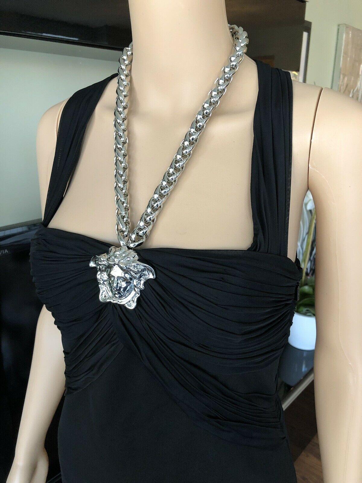 Noir Versace - Mini-robe noire ornée de Méduse  en vente