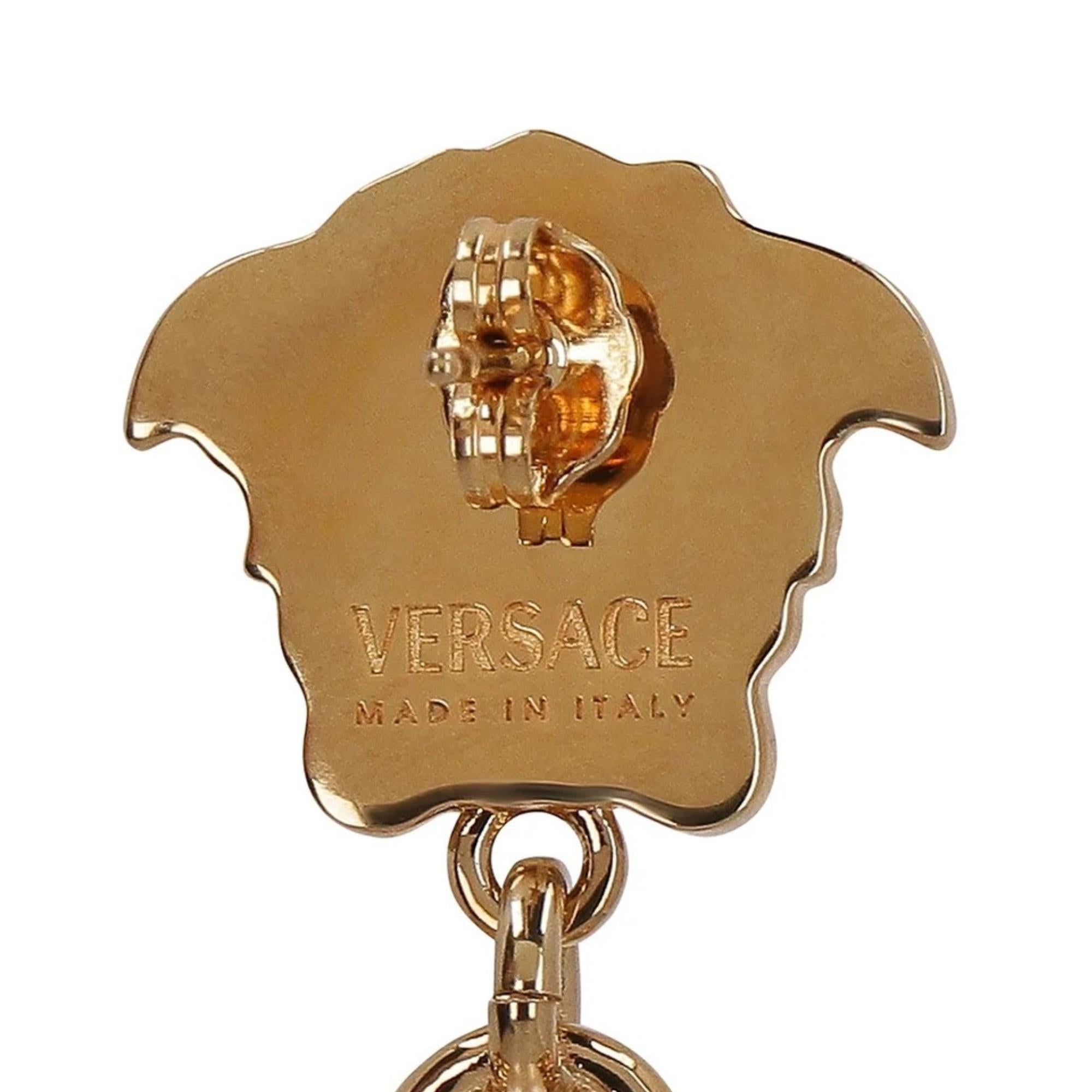 Versace Boucles d'oreilles en goutte Medusa en fausse perle métallique en vente 1