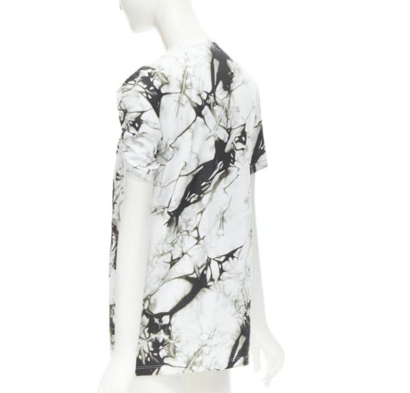 VERSACE Medusa gold ring marble black white tie dye tshirt IT40 M For Sale 2