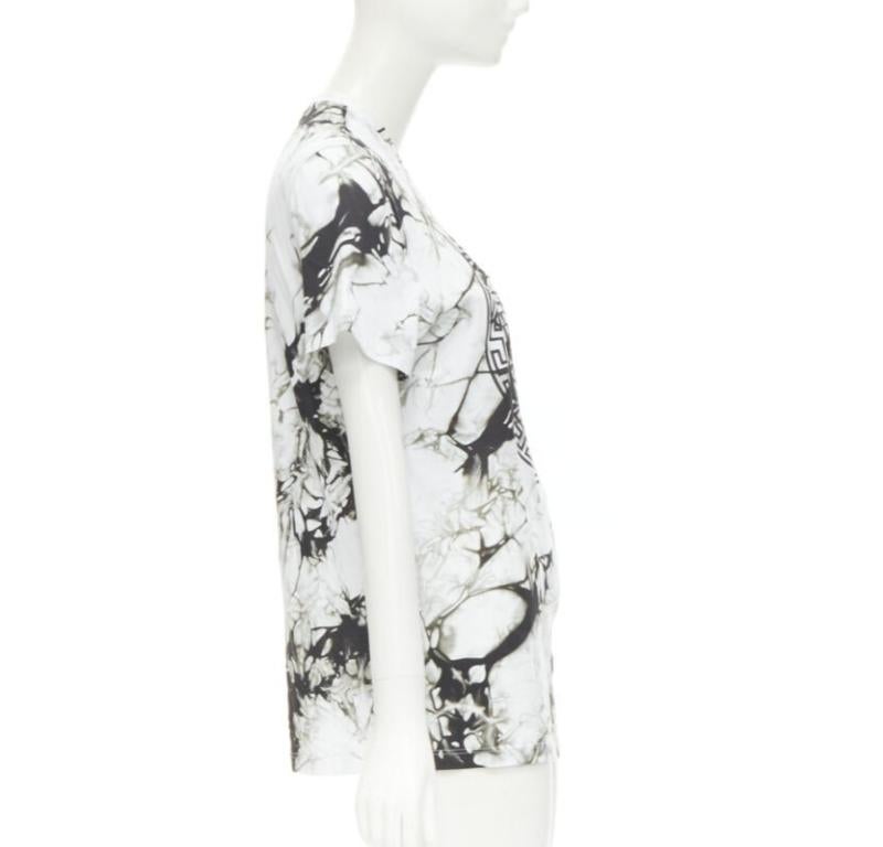 VERSACE Medusa gold ring marble black white tie dye tshirt IT44 L In Excellent Condition For Sale In Hong Kong, NT