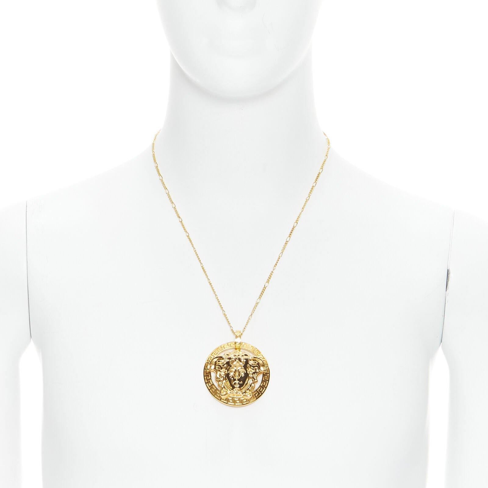 VERSACE Medusa Greca coin medallion gold tone nickel short necklace en vente