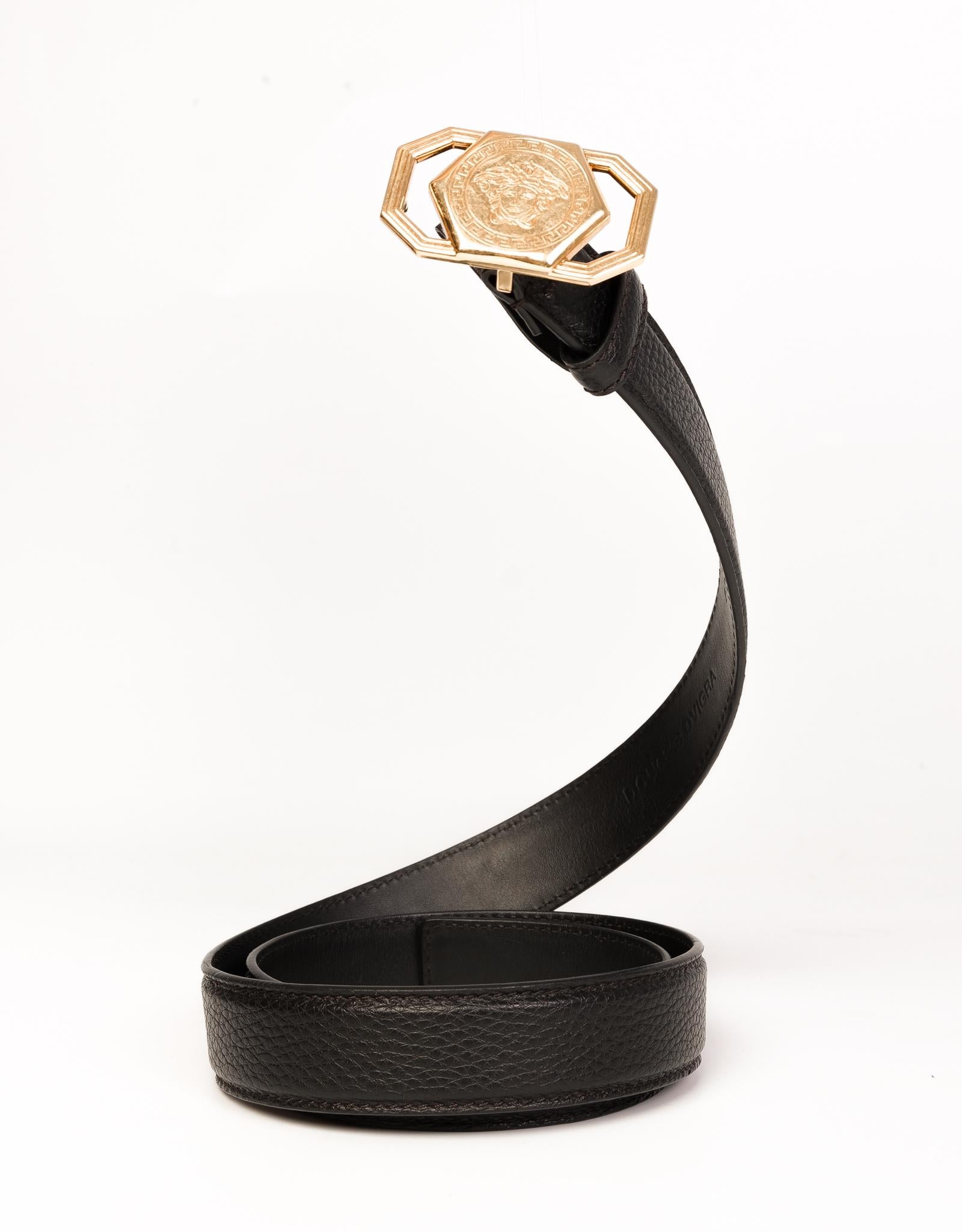 Versace belt in soft black leather and features a Medusa gold-tone buckle and a loop. 

COLOR: Black
MATERIAL: Leather
ITEM CODE: DCU6868.DVIGRA
MEASURES: L 37.5” x W 1”
SIZE: 85/34
CONDITION: Great  - belt shows very small signs of use. 

Made in