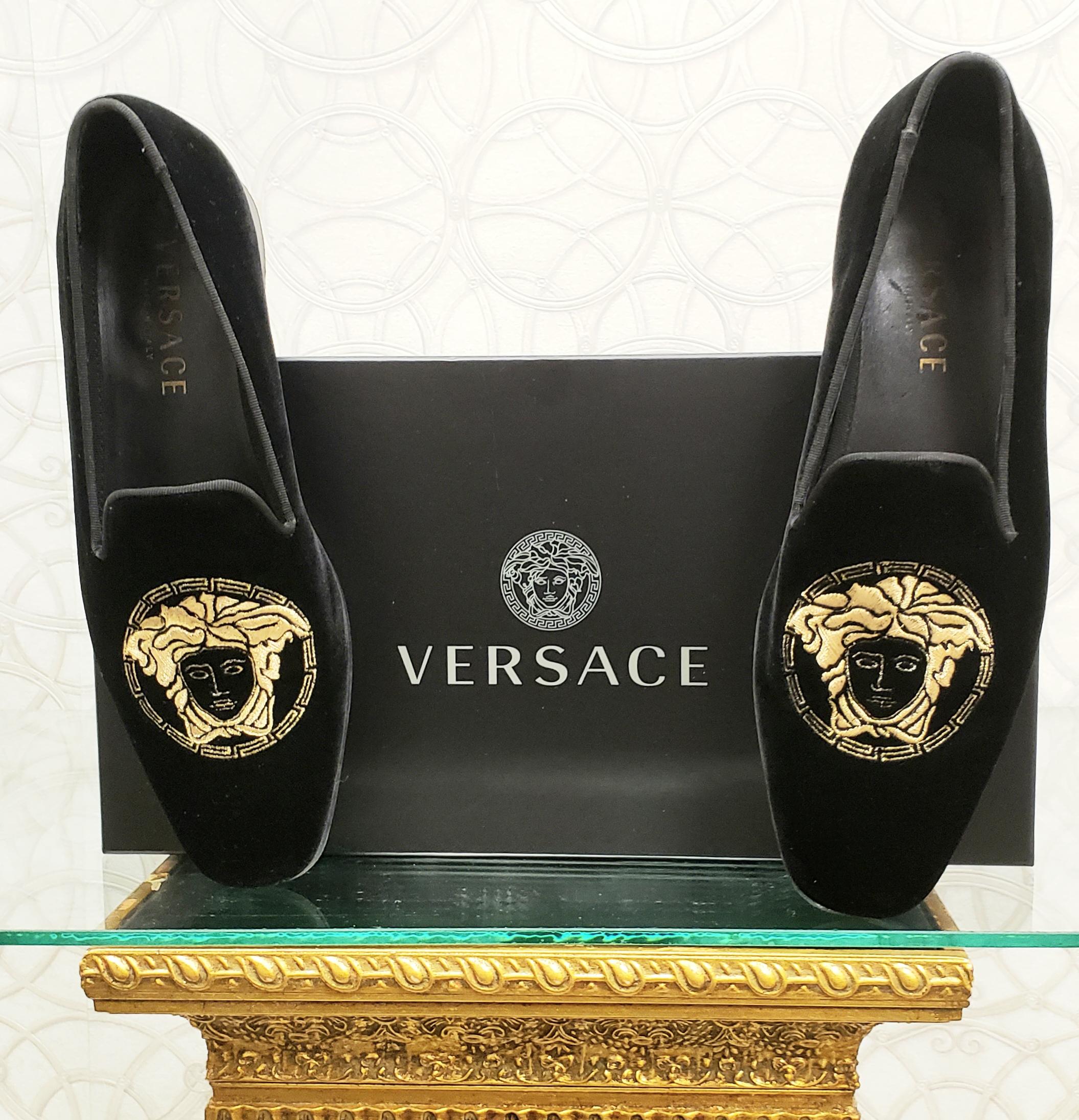 VERSACE

Black City Loafer Shoe

Exclusive black/gold colorway
Stacked heel
Almond toe
Slip-on style

Content: Leather/polyester/cotton upper
Lining: 100% leather


Made in Italy



      Italian Size is 39.5 - US 6.5       

Pre-owned. Great