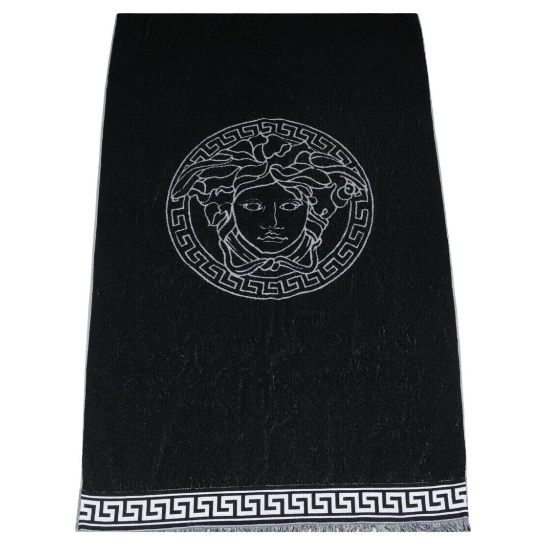 Versace Asciugamano con Frangia Greca Logo Testa di Medusa Nero Grigio Barocco in vendita 8